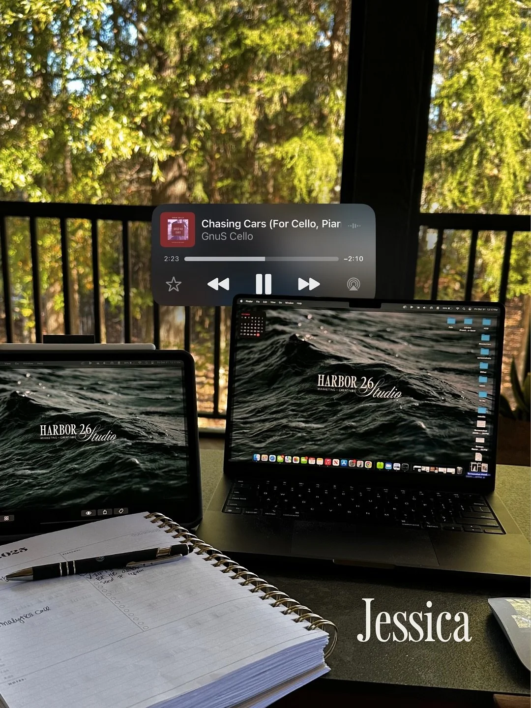 Does what you&rsquo;re listening to influence your work? 🤔

Because same.

Also, let&rsquo;s be real, the best ideas usually show up when you&rsquo;re working somewhere that actually feels creative. #remotework

Inspo: @jawsocialmedia 🤍

#marketing