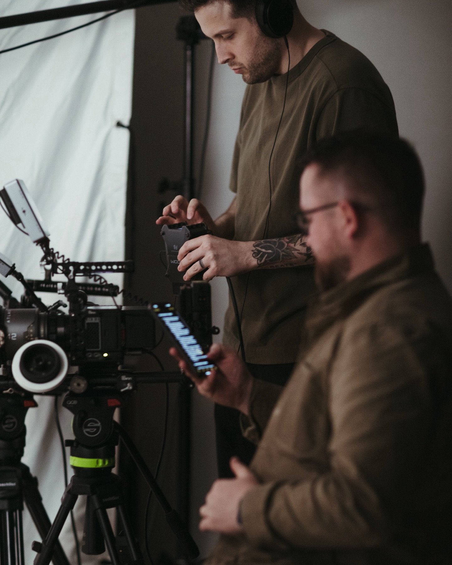 The introvert in me really appreciates just sitting back and being a fly on the wall sometimes 👻

Loved collaborating with the talented @jordanrlaessig on a few recent projects. 

#dallascreatives #brandstorytelling #dallasvideoproduction #bts #behi
