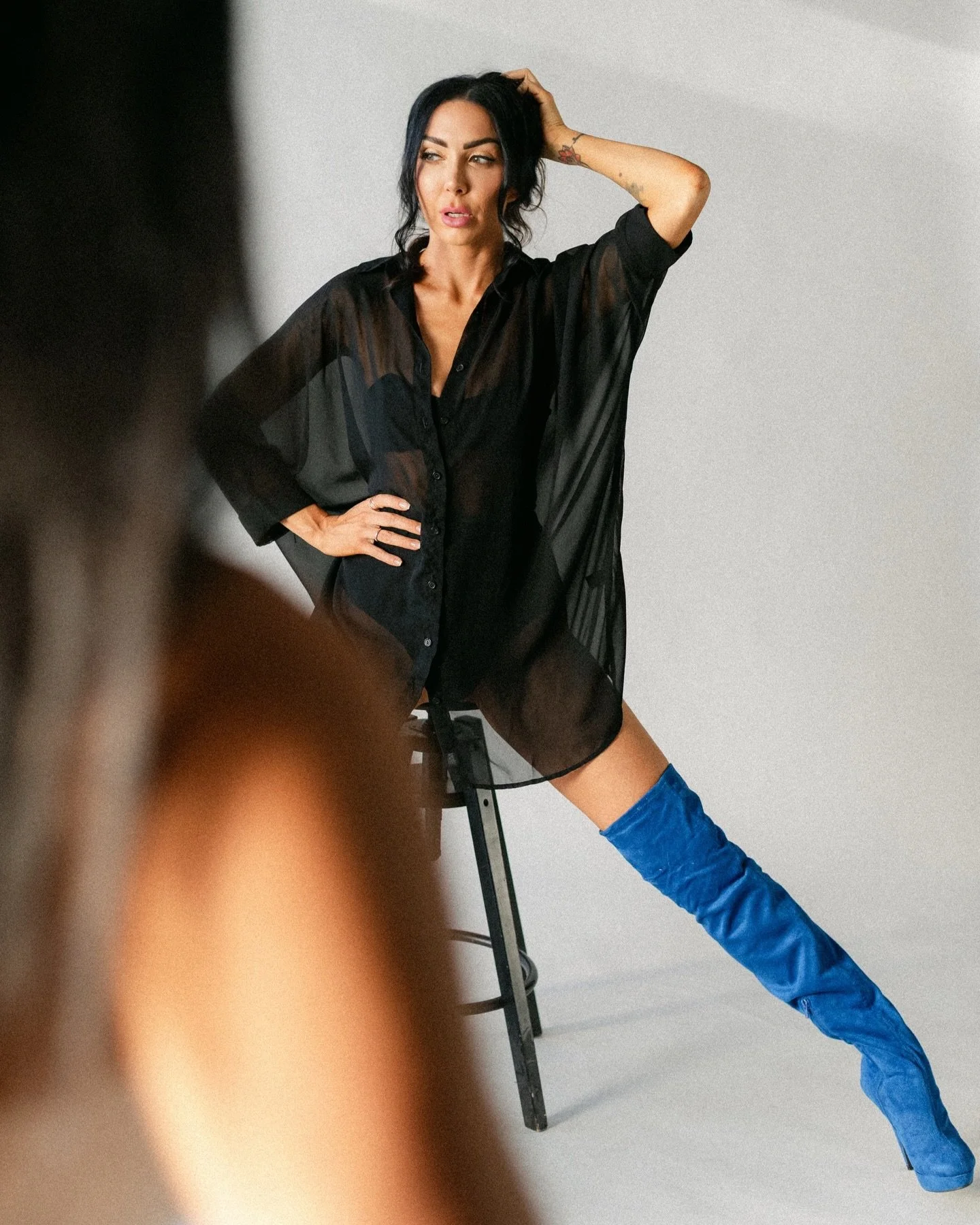 A little peek into what goes on behind the scenes of a six hour brand shoot. Glam on set, backdrop and lighting swaps, wardrobe changes, creative direction, 2 locations, lots of water to stay hydrated, music, and good vibes all around. 

Client: @the