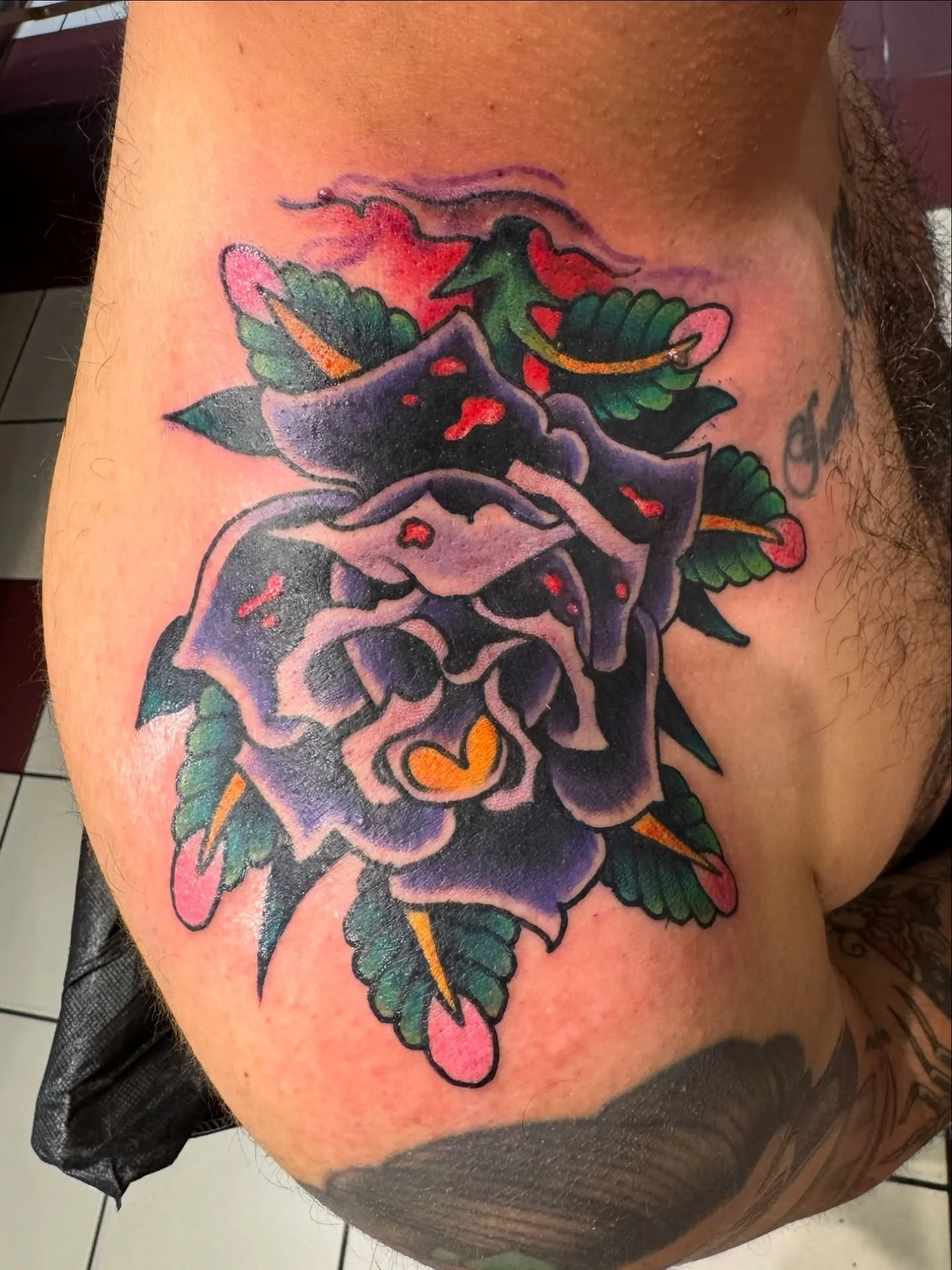 🌹Set of roses🌹by the king of roses @scsylvia 
Scott is in the shop Fridays - Mondays and you can book with him by any of the ways listed below! 

☎️ 415-431-2100
📧 bhtattoosf@gmail.com
🛜 blackhearttattoosf.com
🖤 177 Valencia St, San Francisco