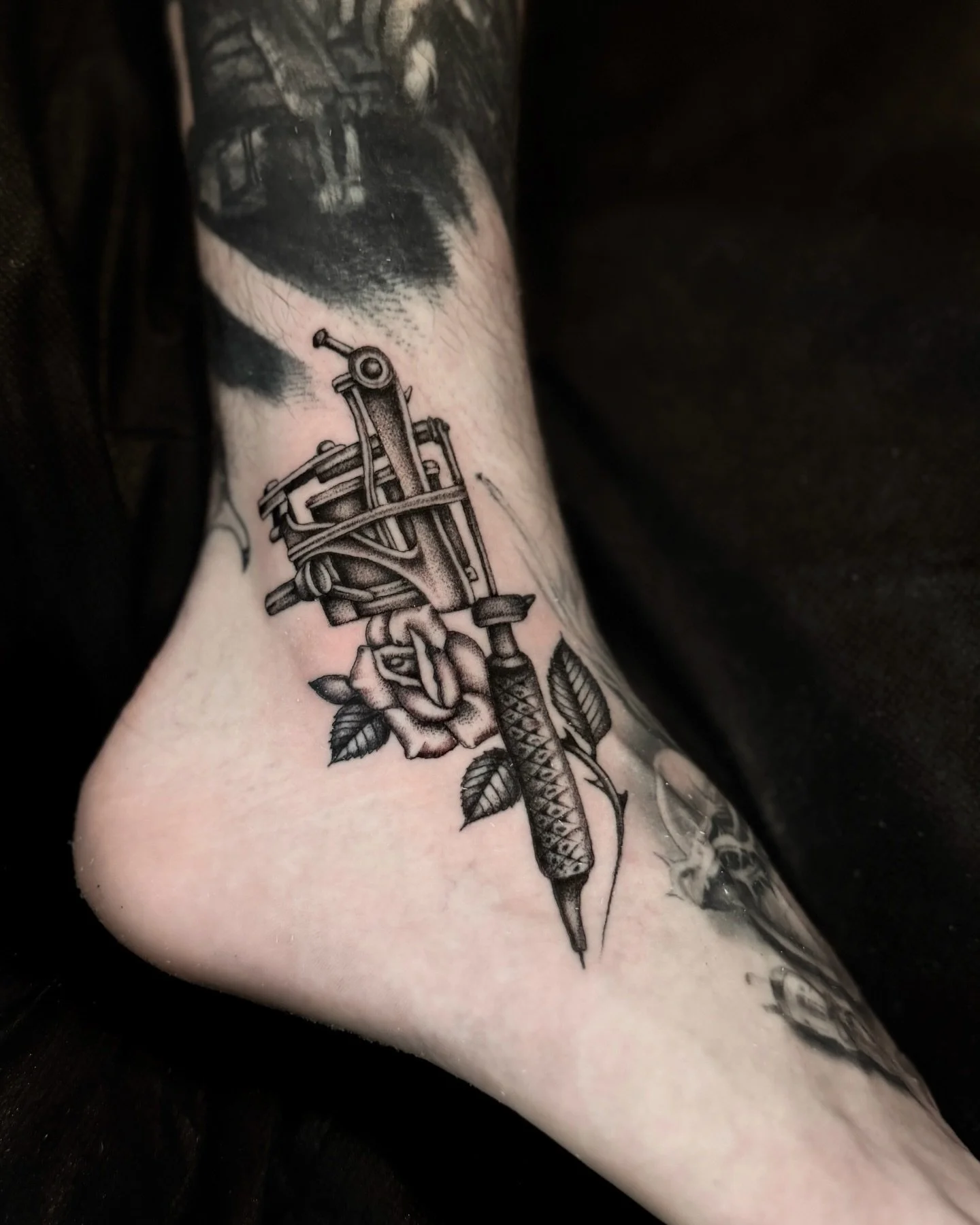 @worldsbesttattooer continues to make people look cooler every day. 

All tattoos done at Black Heart Tattoo, SF 

Gabriel is in the shop Mondays - Fridays and works by appointment. 

🔗 Link in bio to book.
☎️(415) 431-2100
🛜 blackhearttattoosf.com