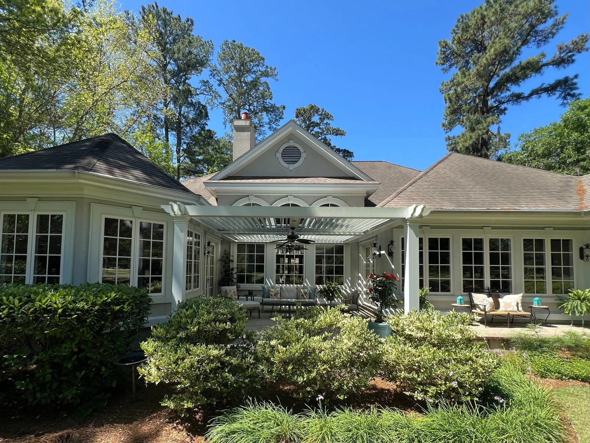 This picturesque outdoor space features a @struxureoutdoor Pivot 6 Pergola, complete with integrated lighting and fans to keep these clients cool during these hot South Carolina summers. How can we elevate YOUR space? 

#struxureoutdoor #struxureperg