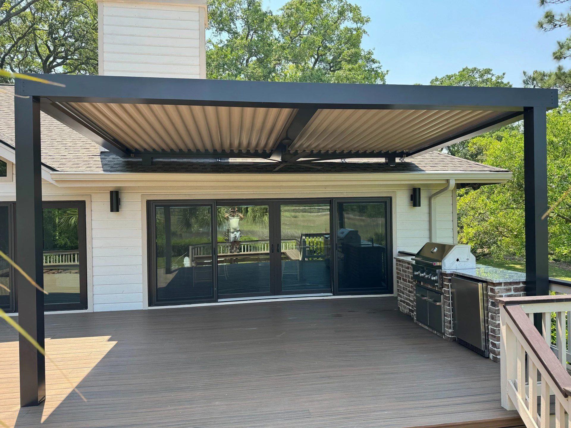 Happy Monday, everyone! 

Here's a beautiful new addition from our work last week in Hilton Head Island, SC! Pergolas can be powder coated to seamlessly blend in and enhance your outdoor living space. 

#struxure #struxureoutdoor #struxurepergola #hi