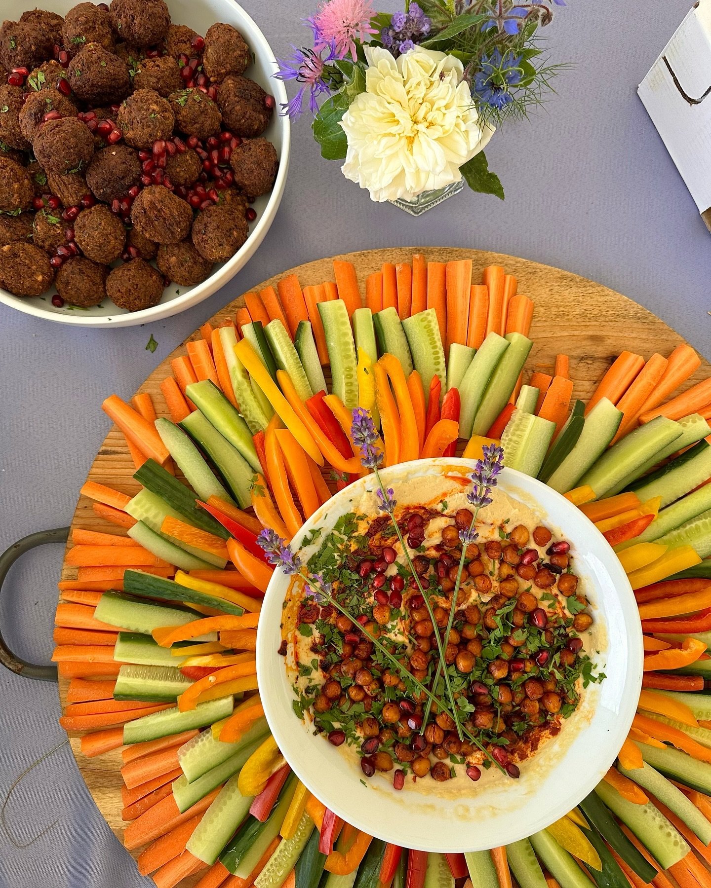 Colourful crudit&eacute;s , falafel &amp; hummus with roasted chickpeas 🌈 🌈