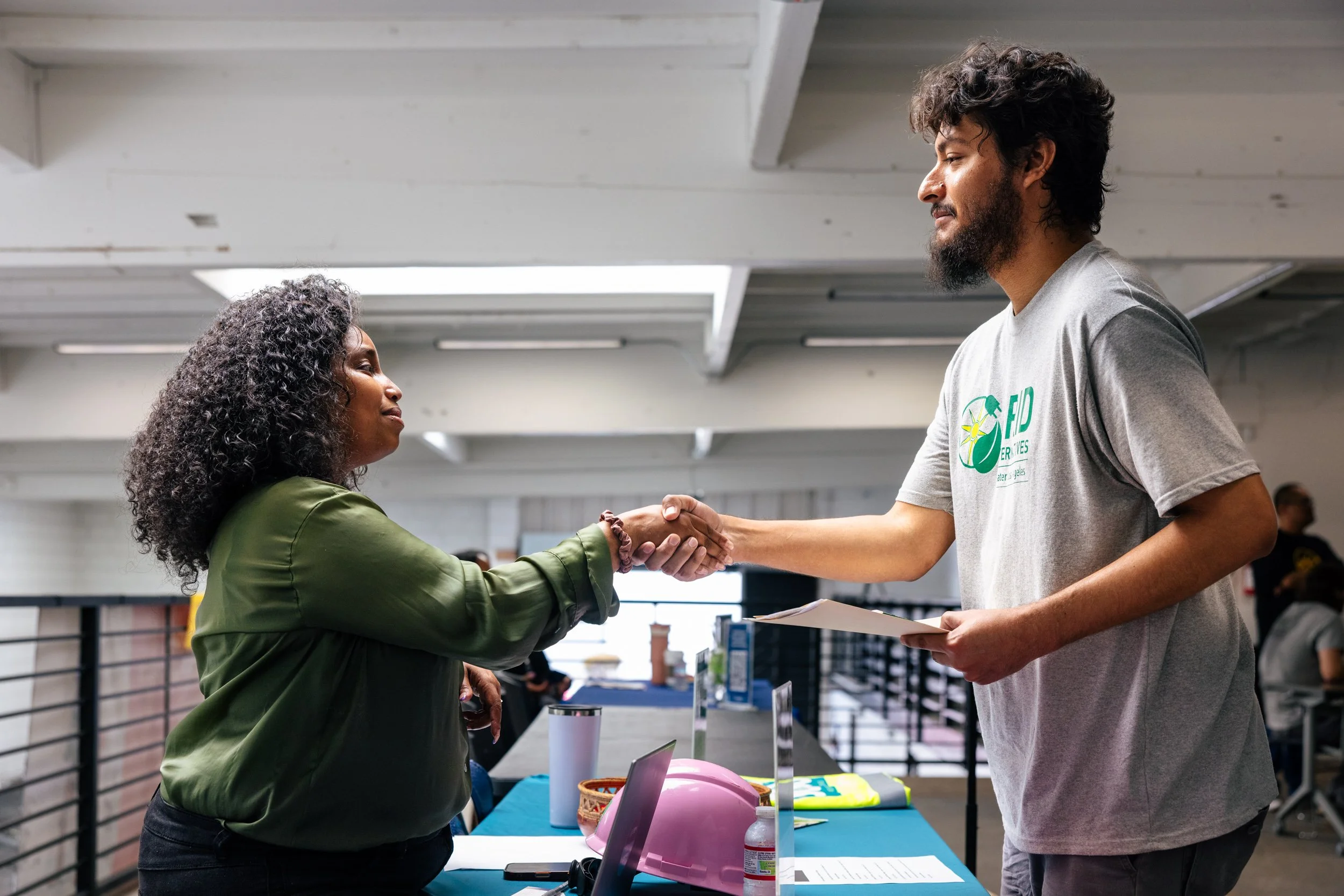 A GRID Alternatives IBT 200 graduate meets with a potential employer at the Demonstration Day job fair in Los Angeles, California.