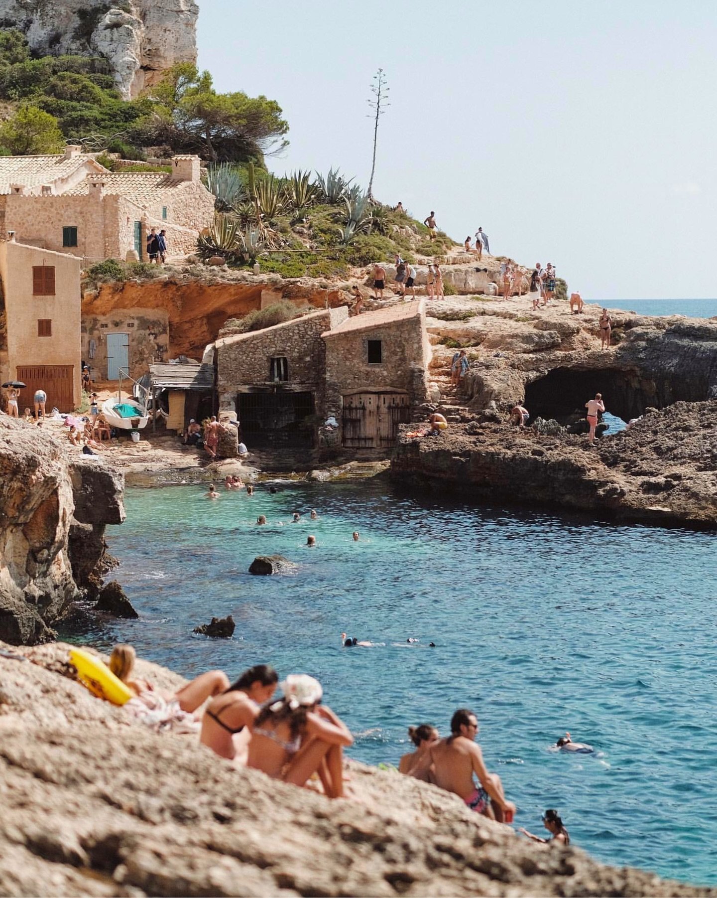 Dips in rocky coves 🌞🦀

~&bull;~&bull;~&bull;~&bull;~&bull;~&bull;~&bull;~&bull;~~&bull;~

via @richiekeegan