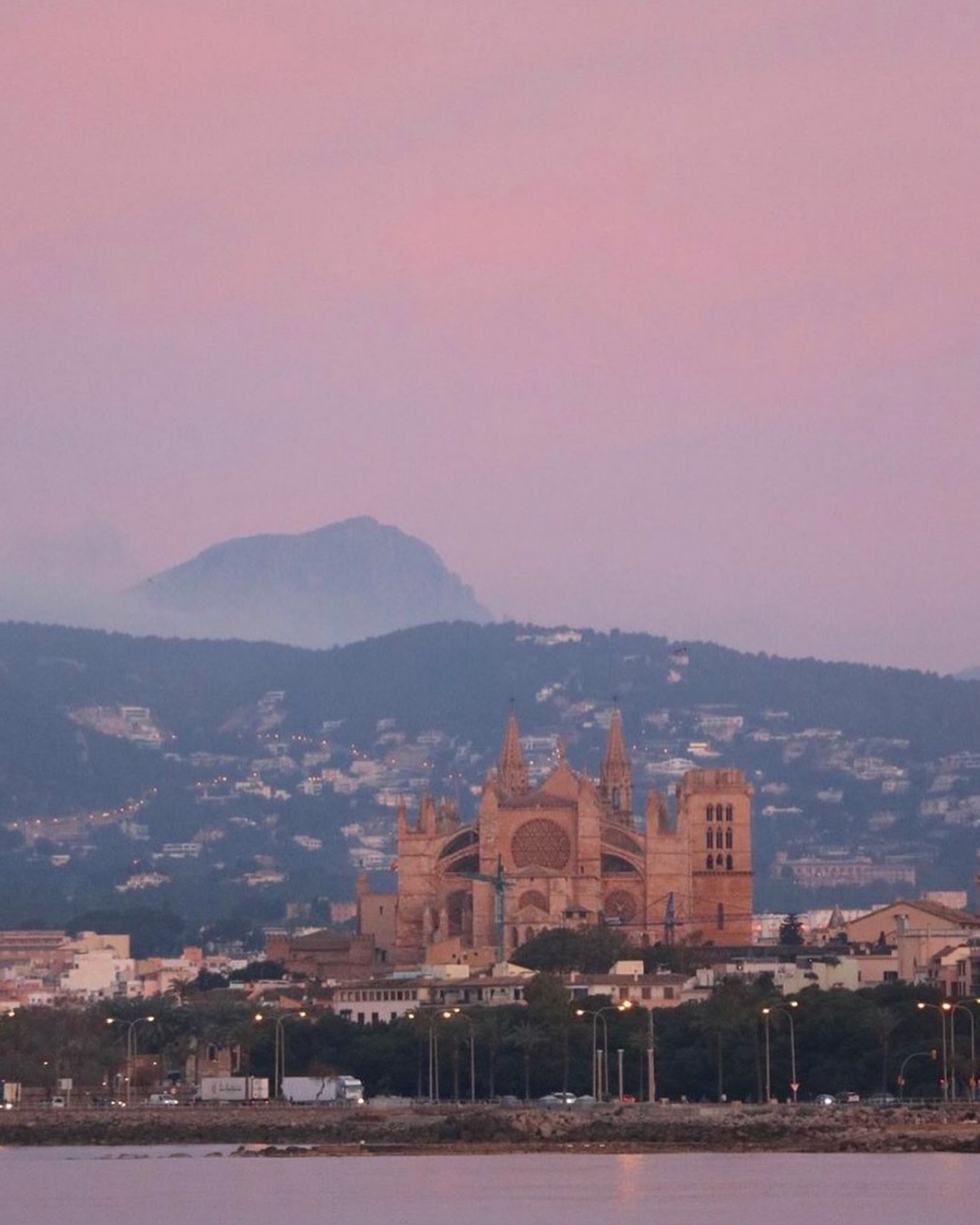 Magic sky over La Seu 💖💜💙

~&bull;~&bull;~&bull;~&bull;~&bull;~&bull;~&bull;~&bull;~&bull;~

via @malinbolte