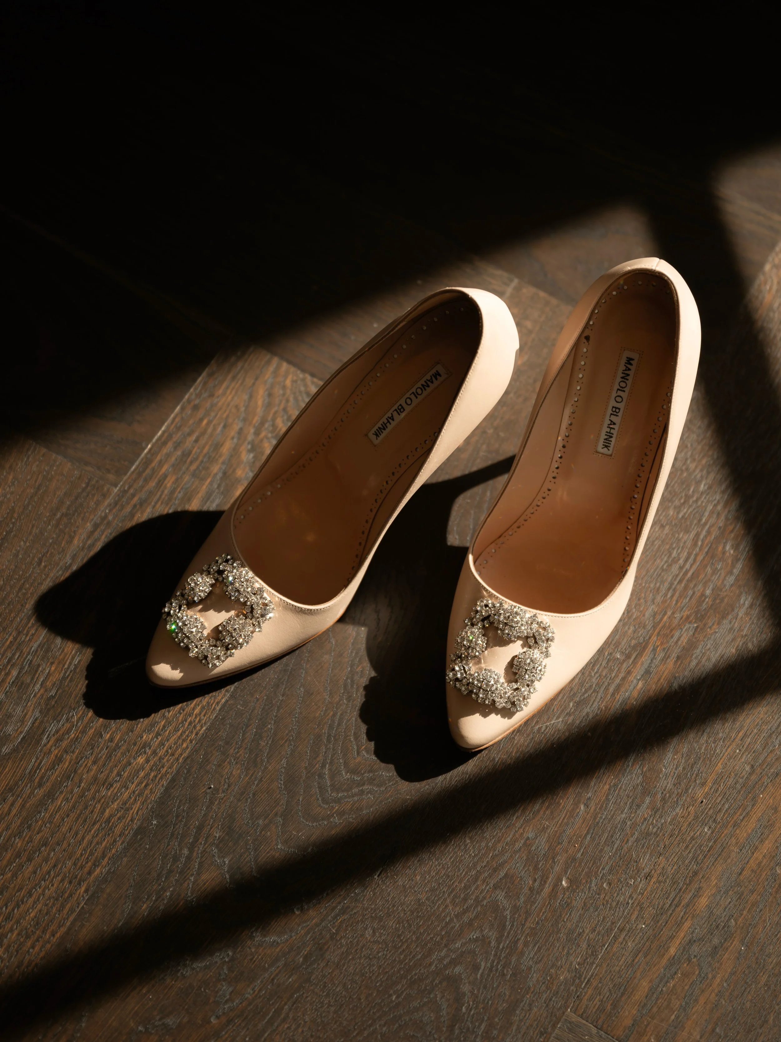 Digital, film or both? 

-

#heels #manoloblahnik #shoegram #weddingshoes