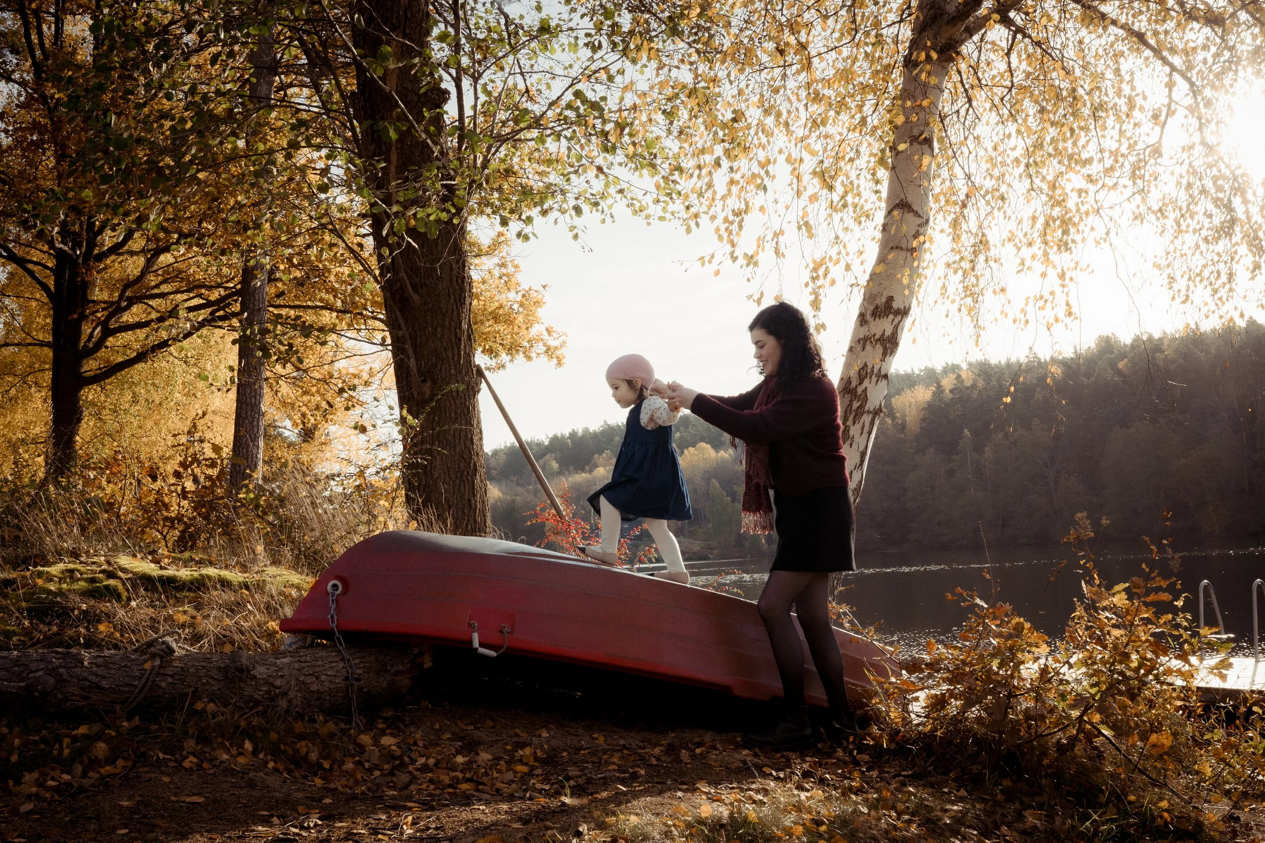 Our Autumn Family Portrait_Nordic Tales Photography 2024-16.jpg