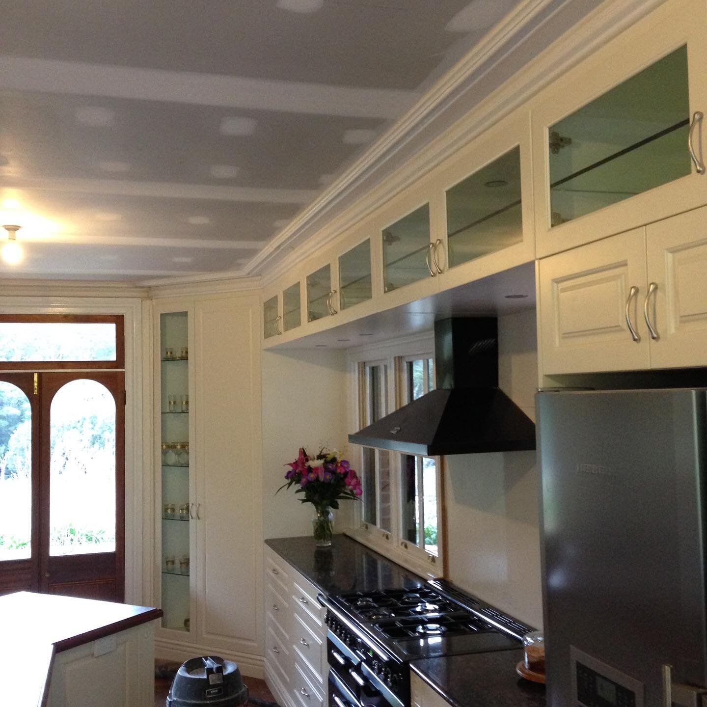 Ceiling replacement in Fountaindale.

Our clients opted for a decorative plaster cornice to finish off around their beautiful country kitchen.

We are really happy with how it came up. All cabinets, benchtop and floors are covered while work and the 