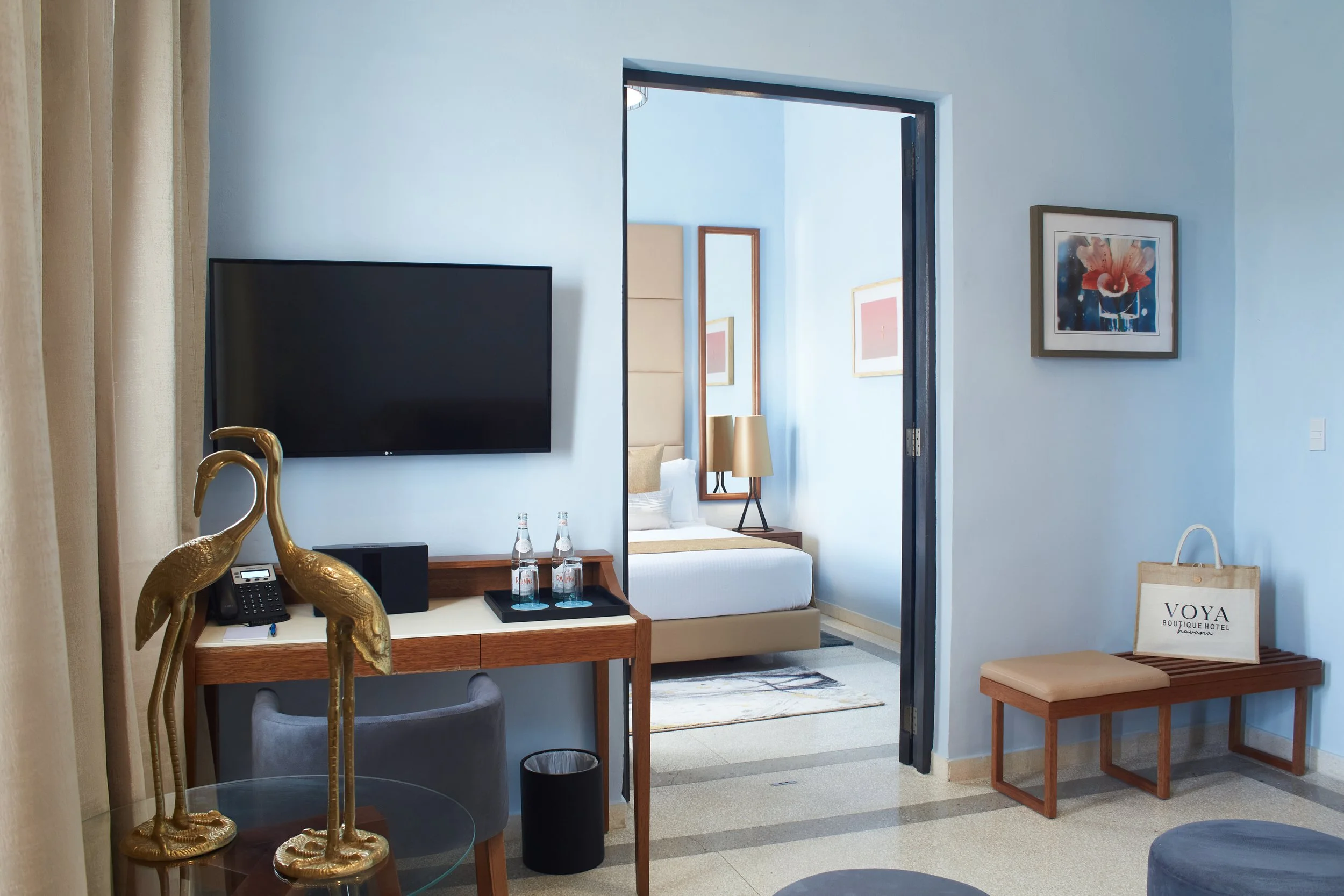 Alojamiento de 5 estrellas de firma en VOYA Boutique Hotel en la Suite VOYA con Sala de Estar y Dormitorio con Cama Super King Sized en VOYA Boutique Hotel Havana
