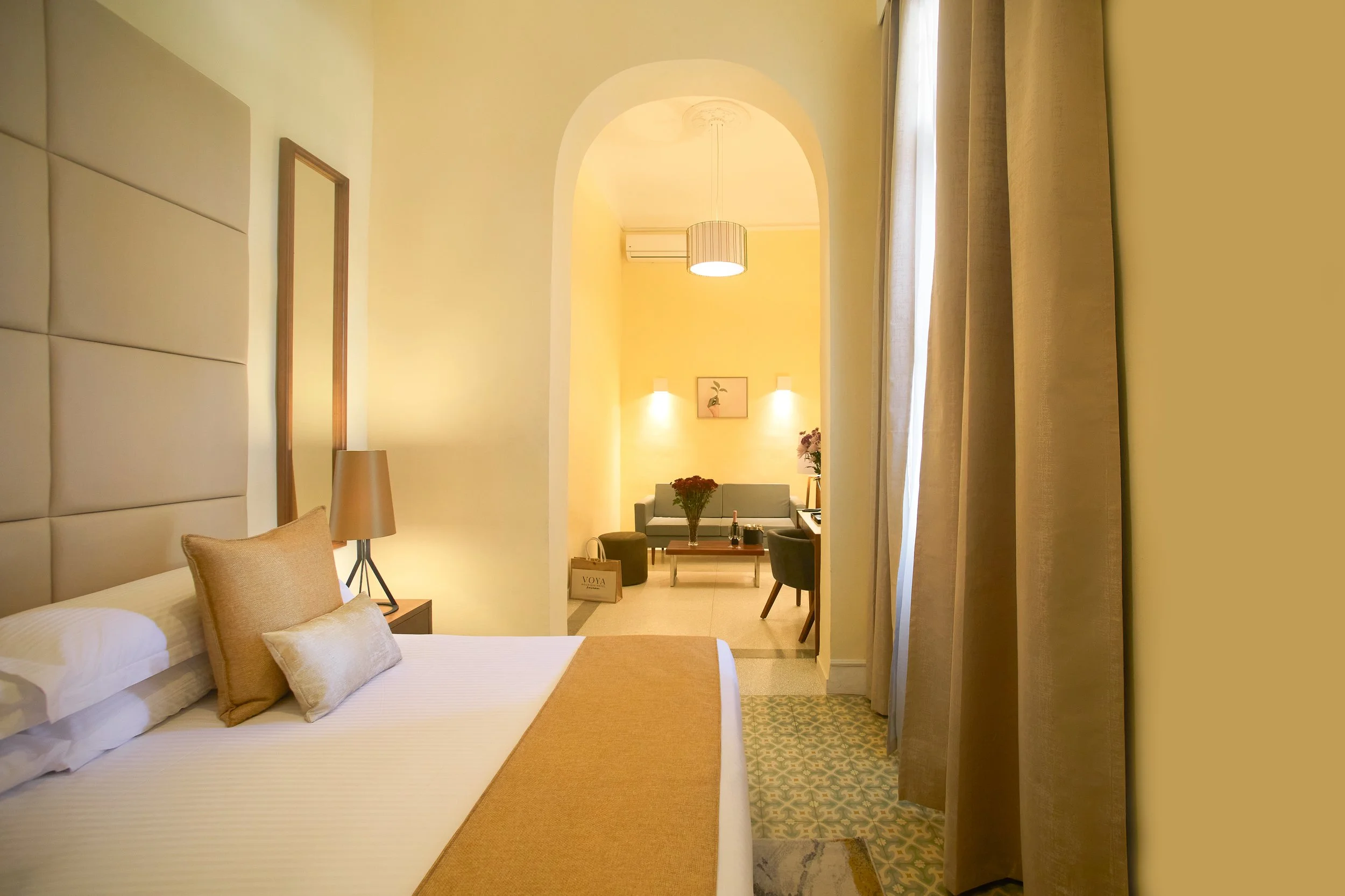Amplio alojamiento de lujo con cama supergrande en una Garden Suite en VOYA Boutique Hotel Havana