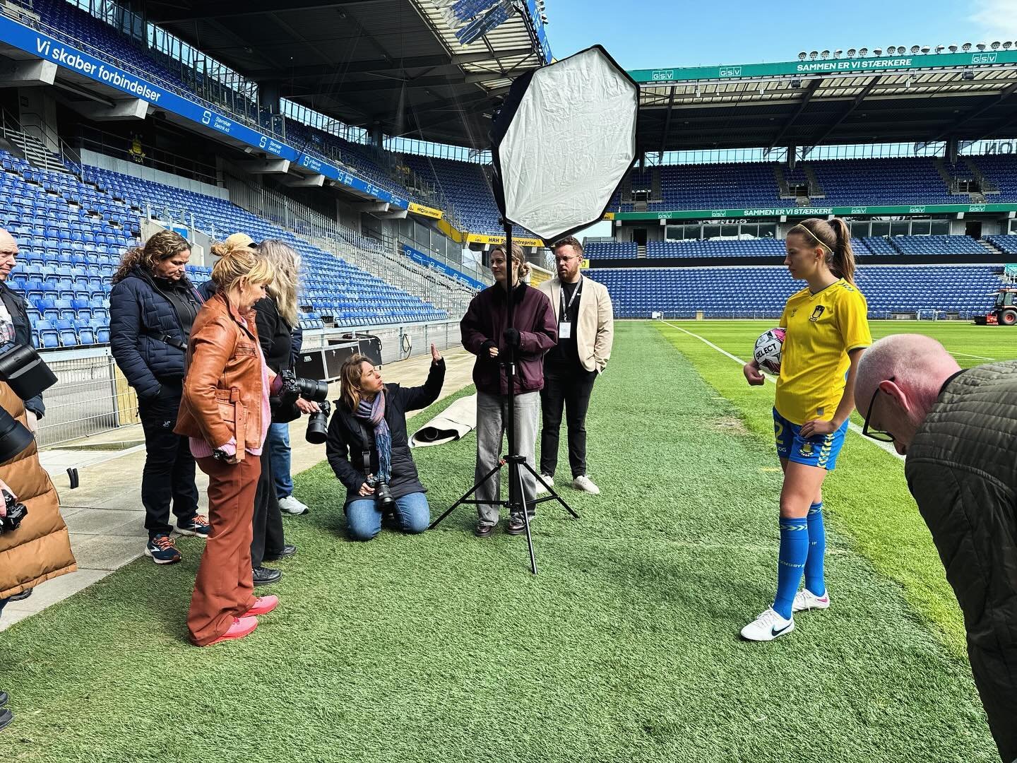 S&aring; skyder vi l&oslash;s i @brondby_event med @goeckerdanmark og @minekasapoglu som coach ! #sonyalpha @sony.nordic #a1 #a9iii