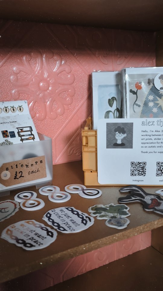 my spot over at @hopkinson21 is all set up :-)
head right to the top floor and you'll find my work alongside some other lovely local artists like @jennyspaintingnook ,@alexanderveighart , @hatsumi_handcrafted_earrings and @lilyfayeillustration