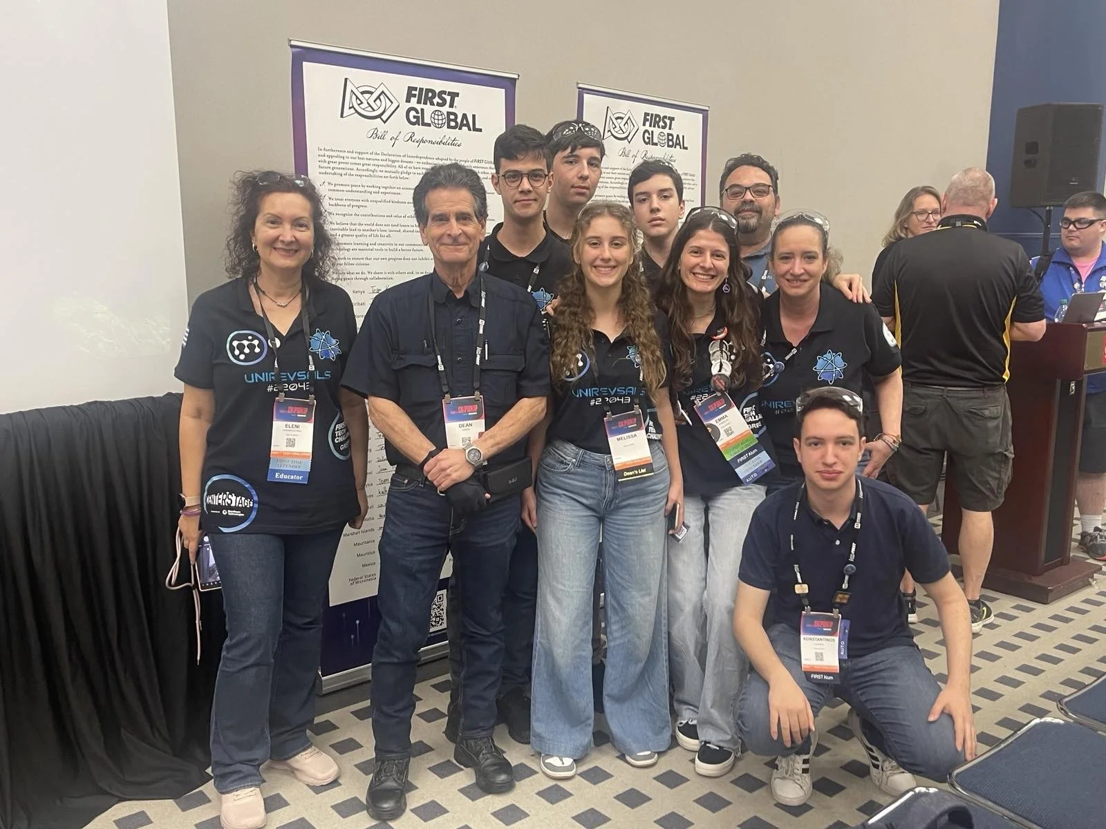 Η ομάδα UniREVsals VIOHALCO TECHNOLOGIES #22043 με τον Dean Kamen στο Houston
