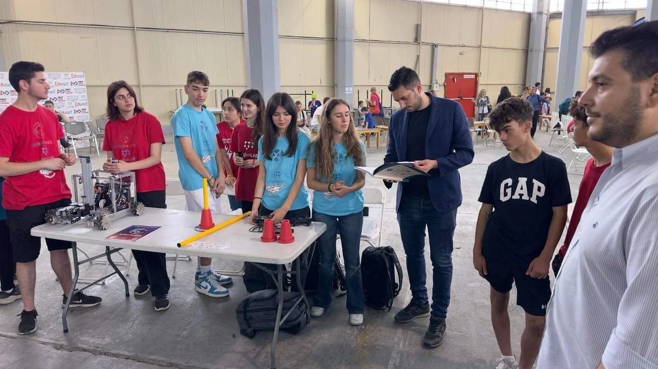 Οι UniREVsals VIOHALCO TECHNOLOGIES #22043 παρουσιάζουν το έργο τους στον Υφυπουργό Ψηφιακής Διακυβέρνησης στο Φεστιβάλ Ρομποτικής Πειραιά