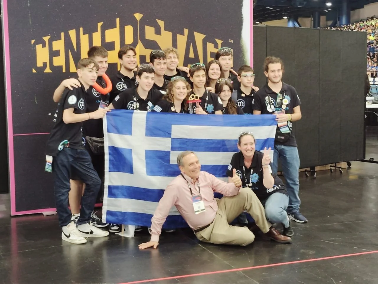 UniREVsals VIOHALCO TECHNOLOGIES #22043 μετά την κατάκτηση του Connect Award στο FIRST Championship Houston 2024 μαζί με τον Vincent Wilczynski του Yale University