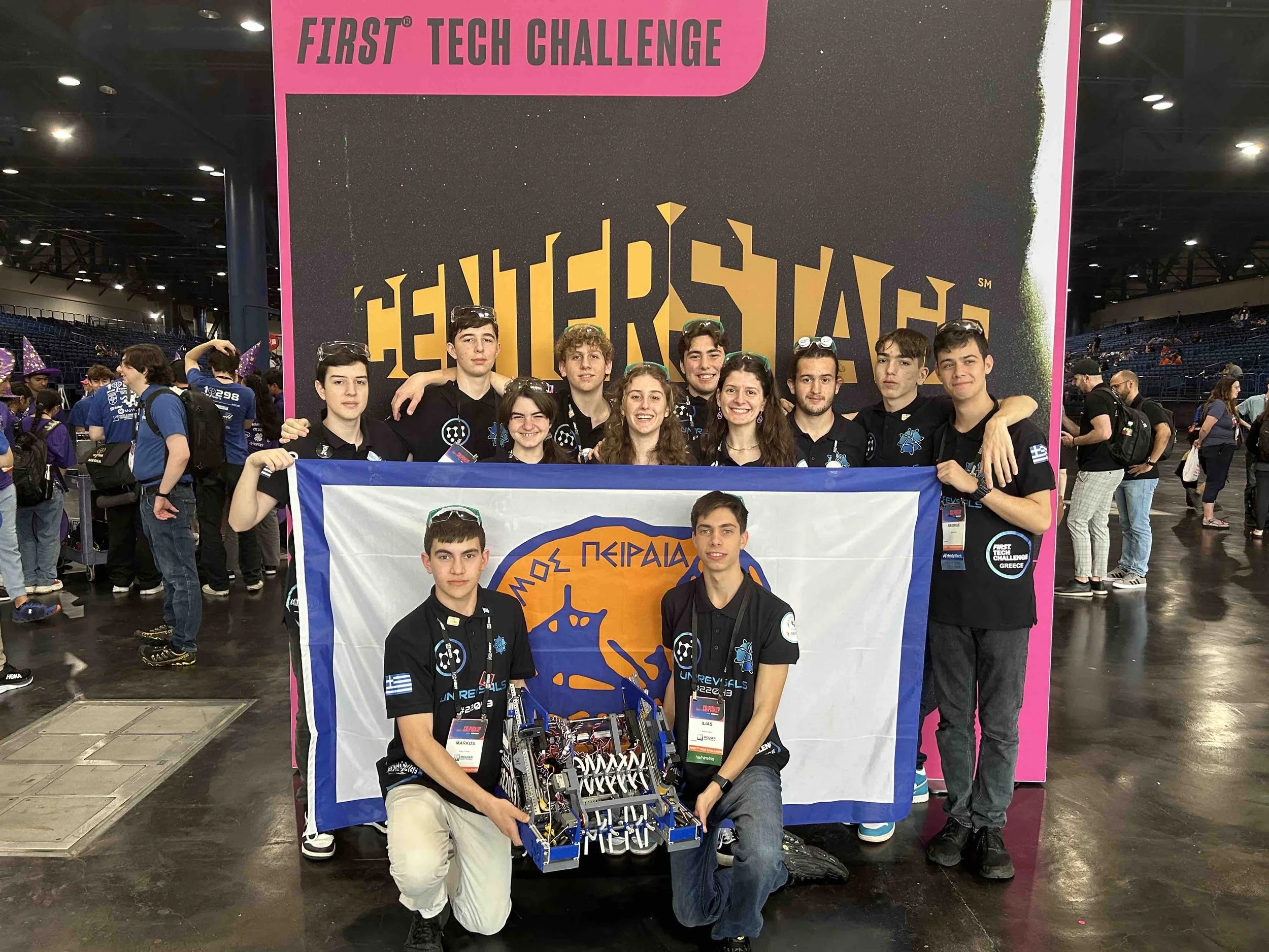 Οι UniREVsals VIOHALCO TECHNOLOGIES #22043 στο FIRST Championship 2024 με τη σημαία του Δήμου Πειραιά
