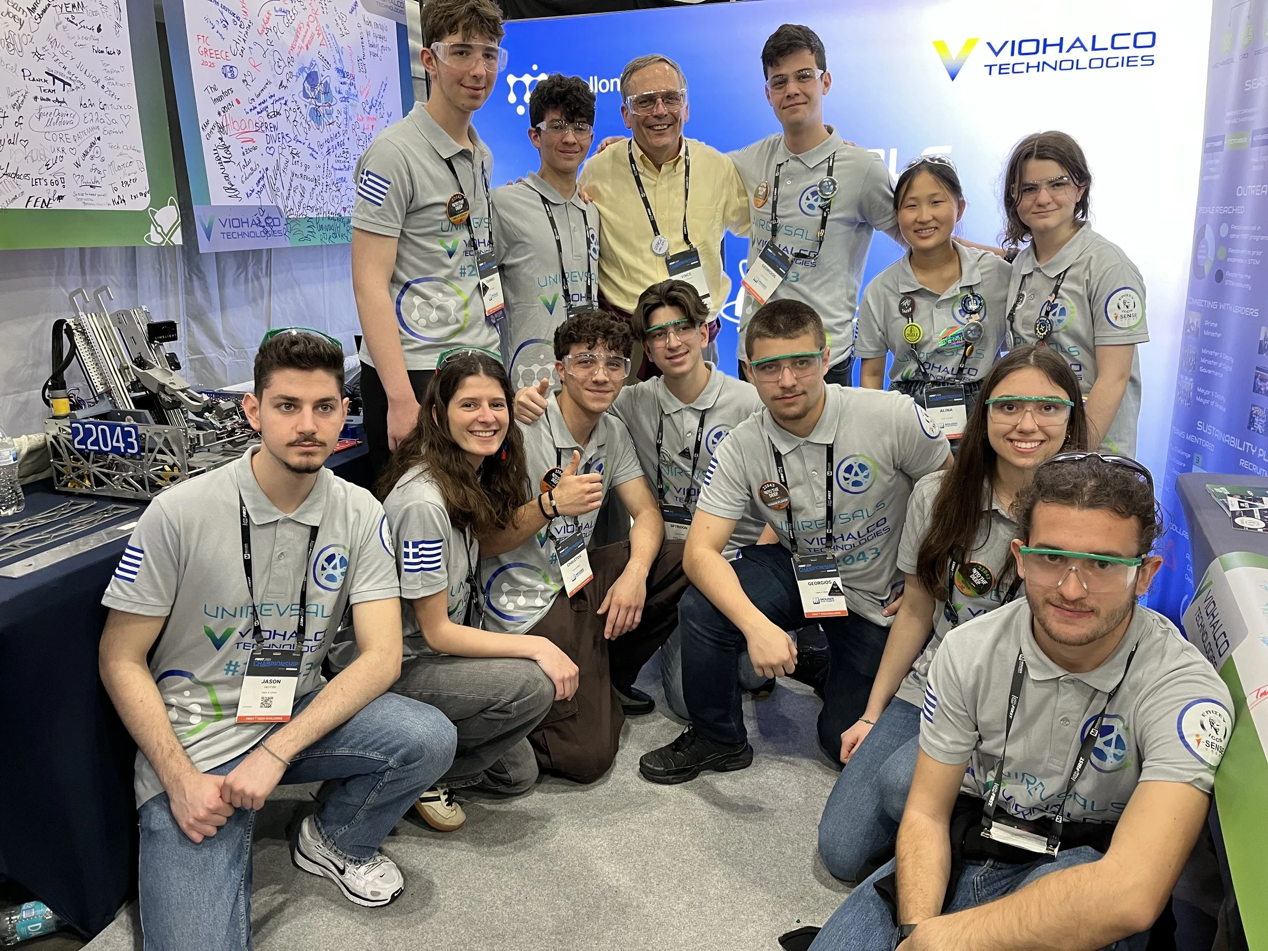 Οι UniREVsals VIOHALCO TECHNOLOGIES με τον Vincent Wilczynski του Yale στο FIRST Championship Houston 2025