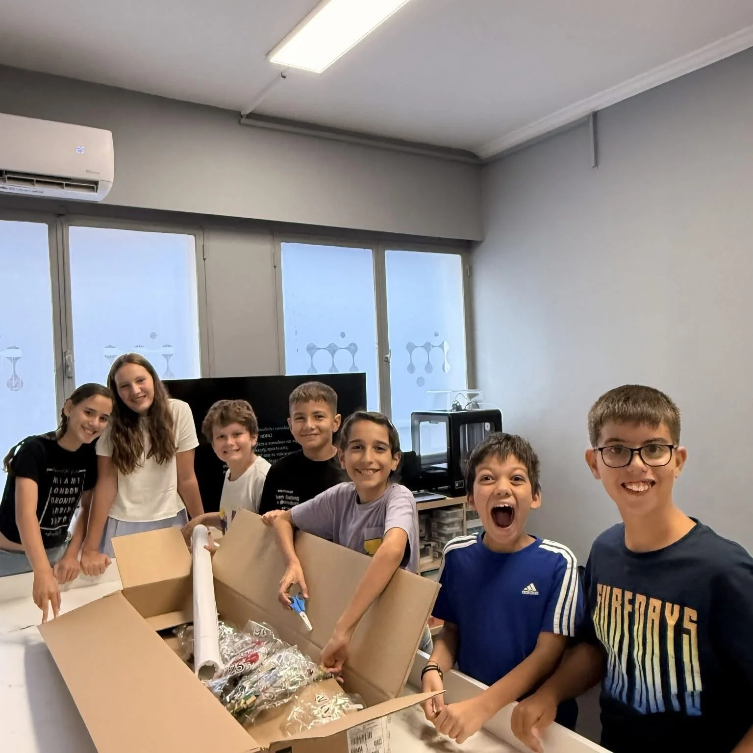 mellonlab-fll-challenge-bioglow-field-kit-unboxing.jpeg