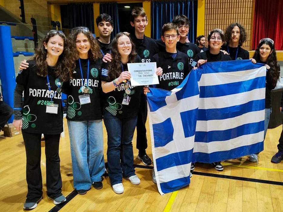 Η ομάδα The Portables του MellonLab στο Italian FIRST Tech Challenge Championship, όπου κατέκτησε τη 2η θέση στο Connect Award για την εξωστρέφεια και τη σύνδεσή της με την κοινότητα STEM.