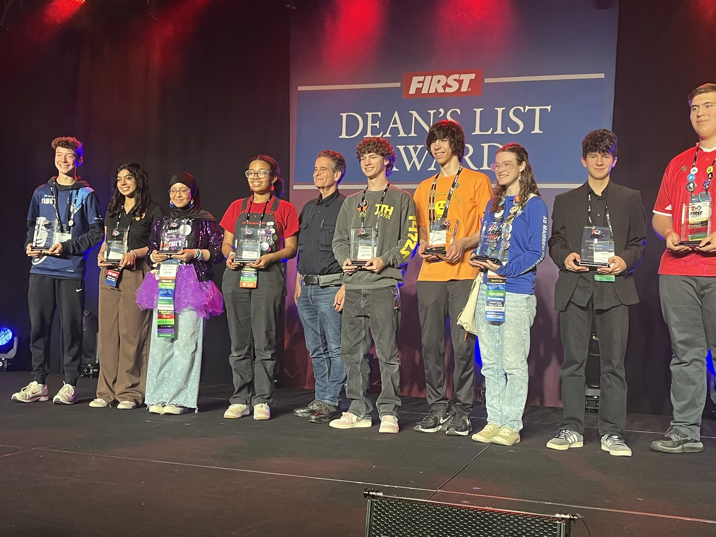 Ο Θαλής Κατσιμίχας του MellonLab παραλαμβάνει το Dean's List Award 2025 στο FIRST Championship στο Houston ως ο πρώτος Έλληνας νικητής της κορυφαίας ατομικής διάκρισης του FIRST Tech Challenge.