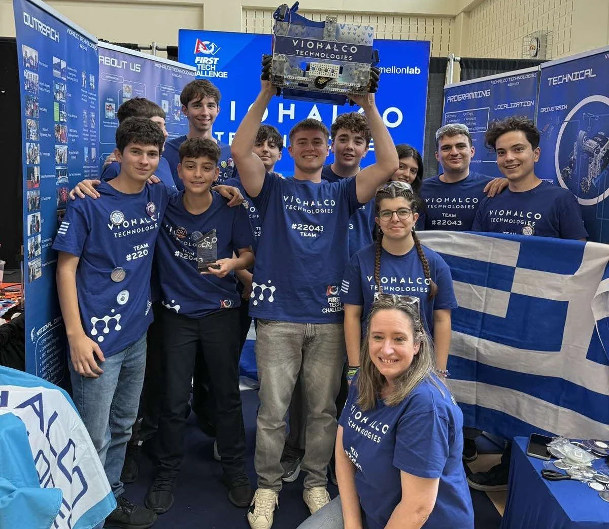 Οι μαθητές και οι mentors της ομάδας FTC VIOHALCO TECHNOLOGIES #22043 του MellonLab πανηγυρίζουν με το ρομπότ, το βραβείο και την ελληνική σημαία στο pit του Chicago Robotics Invitational 2026.