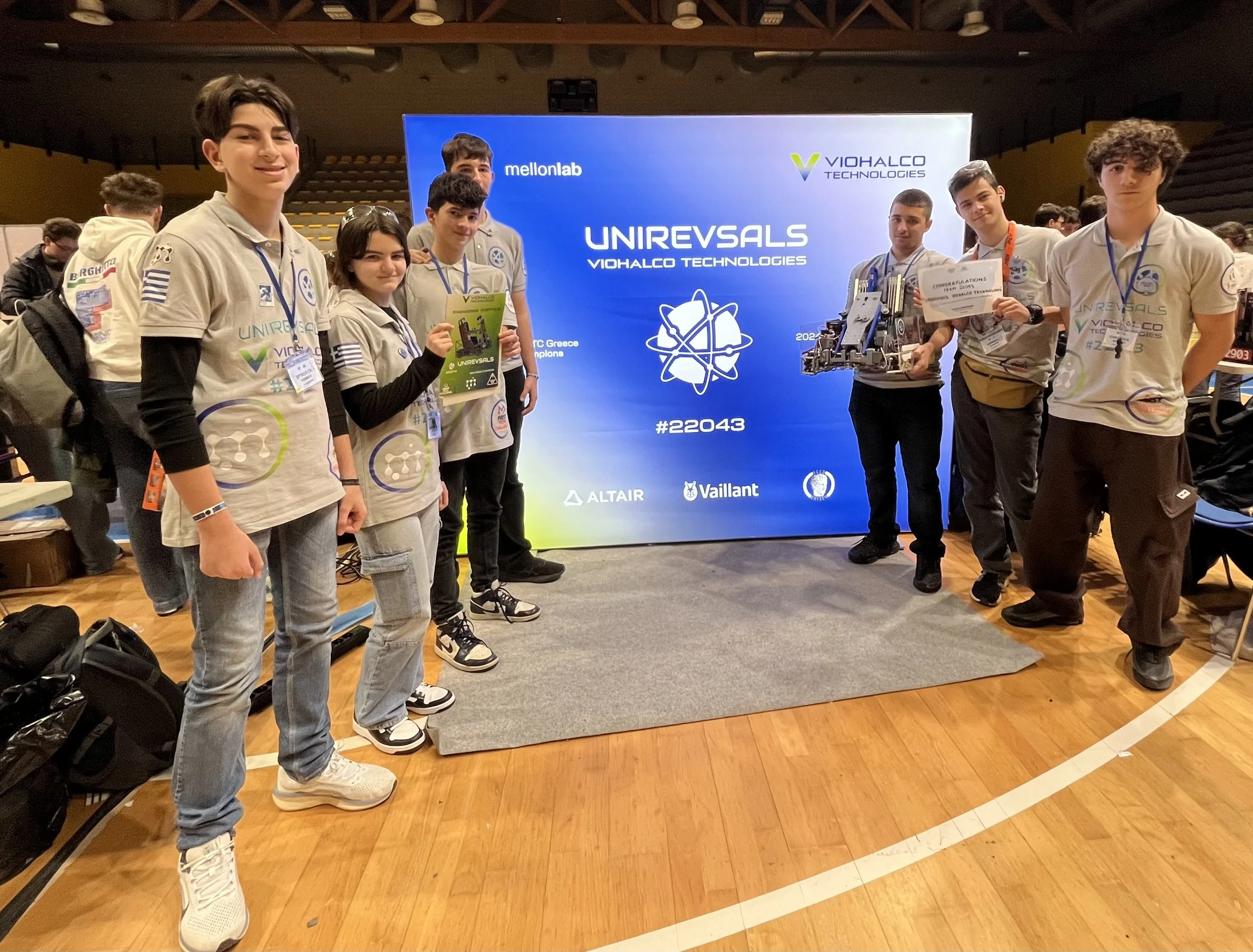 Η ομάδα UNIREVSALS VIOHALCO TECHNOLOGIES του MellonLab στο Italian FIRST Tech Challenge Championship, όπου κατέκτησε τη 2η θέση στο Think Award για την αριστεία στον μηχανικό σχεδιασμό και την τεχνική τεκμηρίωση.