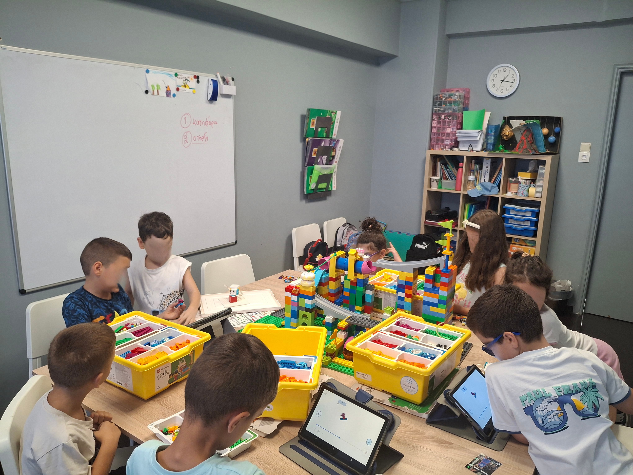 Μαθητές του Summer Camp στο MellonLab σχεδιάζουν και κατασκευάζουν διαδραστικά μηχανικά παιχνίδια με LEGO Education SPIKE, συνδυάζοντας μηχανική, προγραμματισμό και εκπαιδευτική ρομποτική.