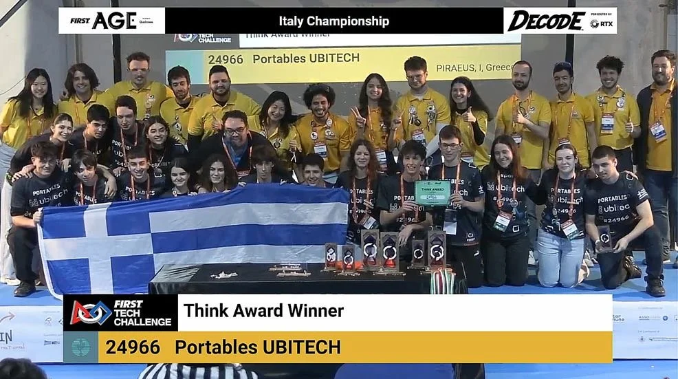 Η αγωνιστική ομάδα Portables UBITECH #24966 του MellonLab κατά τη βράβευσή της ως Think Award Winner στο FIRST Tech Challenge Italy Championship 2026, κρατώντας την ελληνική σημαία μετά την κορυφαία διεθνή διάκρισή της στην Ιταλία.