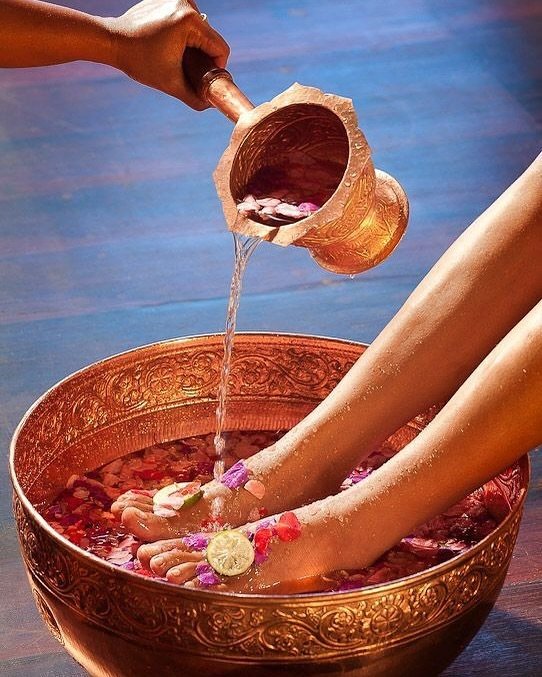 👣 On the fourth day of Christmas, I gifted myself... calm energy from my toes to my soul! 👣

Reflexology for Grounding and Balance: Did you know your feet are a map of your entire body? Reflexology applies gentle pressure to key points, promoting r