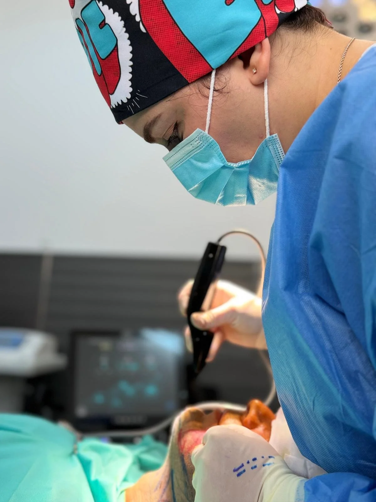 Dna. Dr. Ionașcu Ioana, medic specialist în chirurgie plastică, estetică și microchirurgie reconstructivă, Clinica ETIC Petroșani