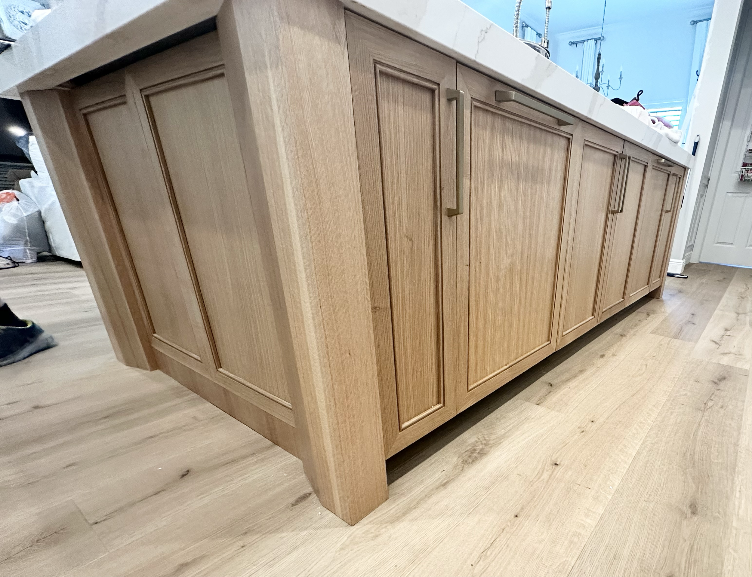 Choosing Between Rift Sawn and Plain Sawn White Oak Cabinetry: A Guide for Homeowners