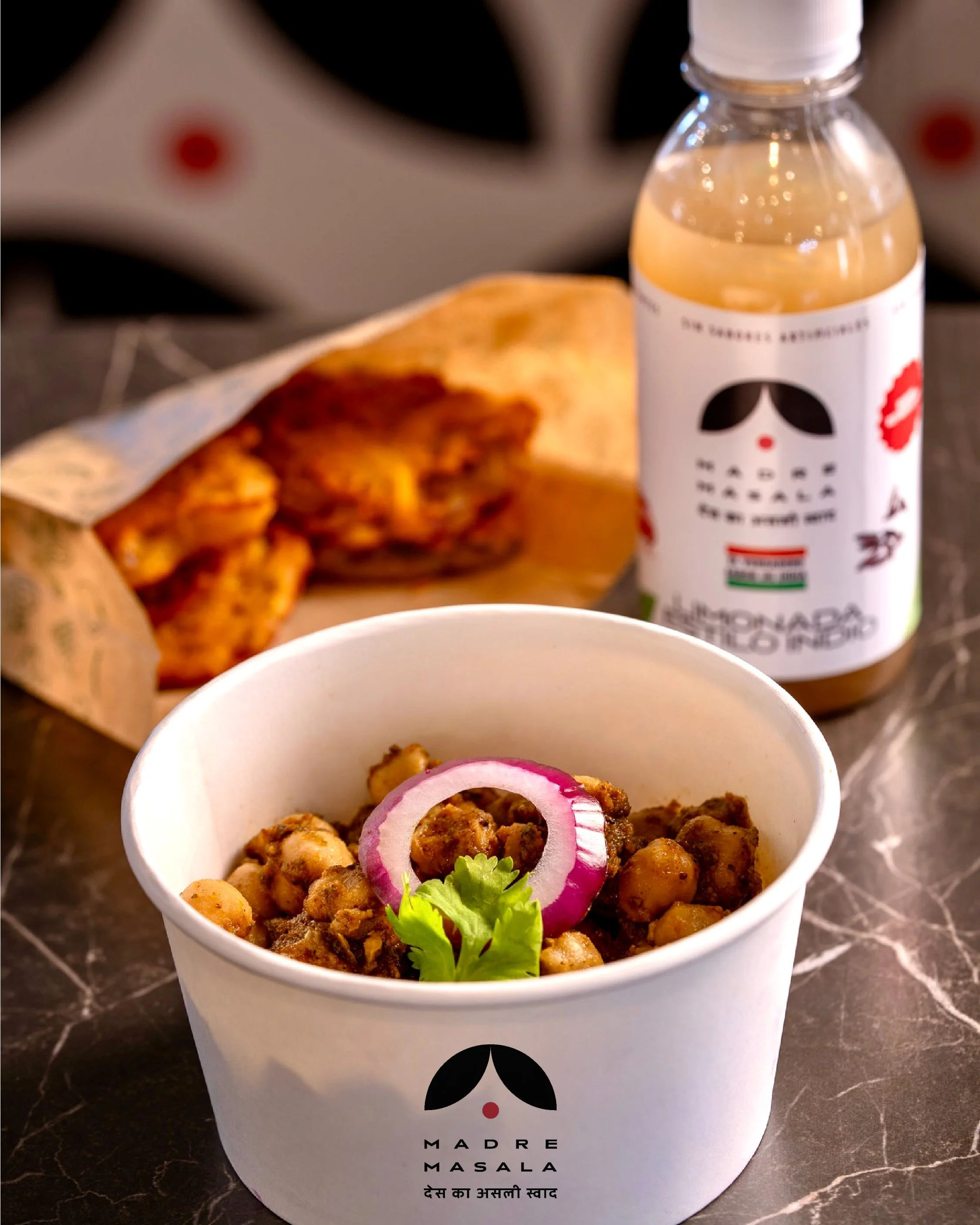 🌱&iexcl;Viernes Vegano en Madre Masala! 🌱
Ven a disfrutar nuestro combo especial lleno de sabor aut&eacute;ntico de India 🇮🇳🔥
🍛 Chana Masala &mdash; garbanzos cocinados lentamente en una salsa especiada y arom&aacute;tica 
🧅 Bhajiya Fries &mda