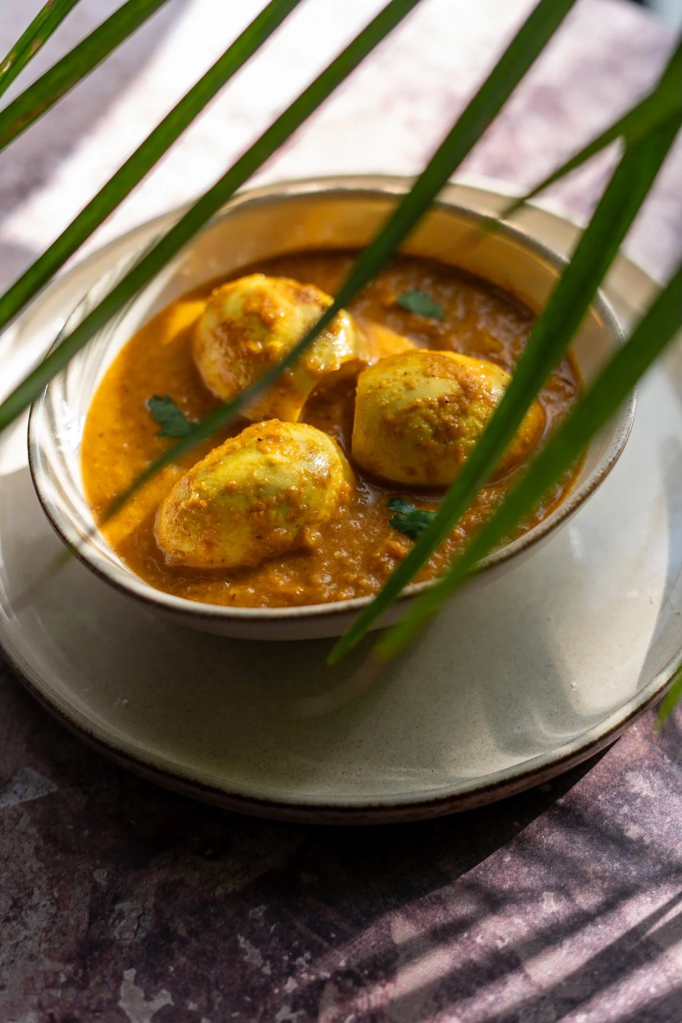 Plato de albóndigas en salsa de color marrón con perejil como decoración