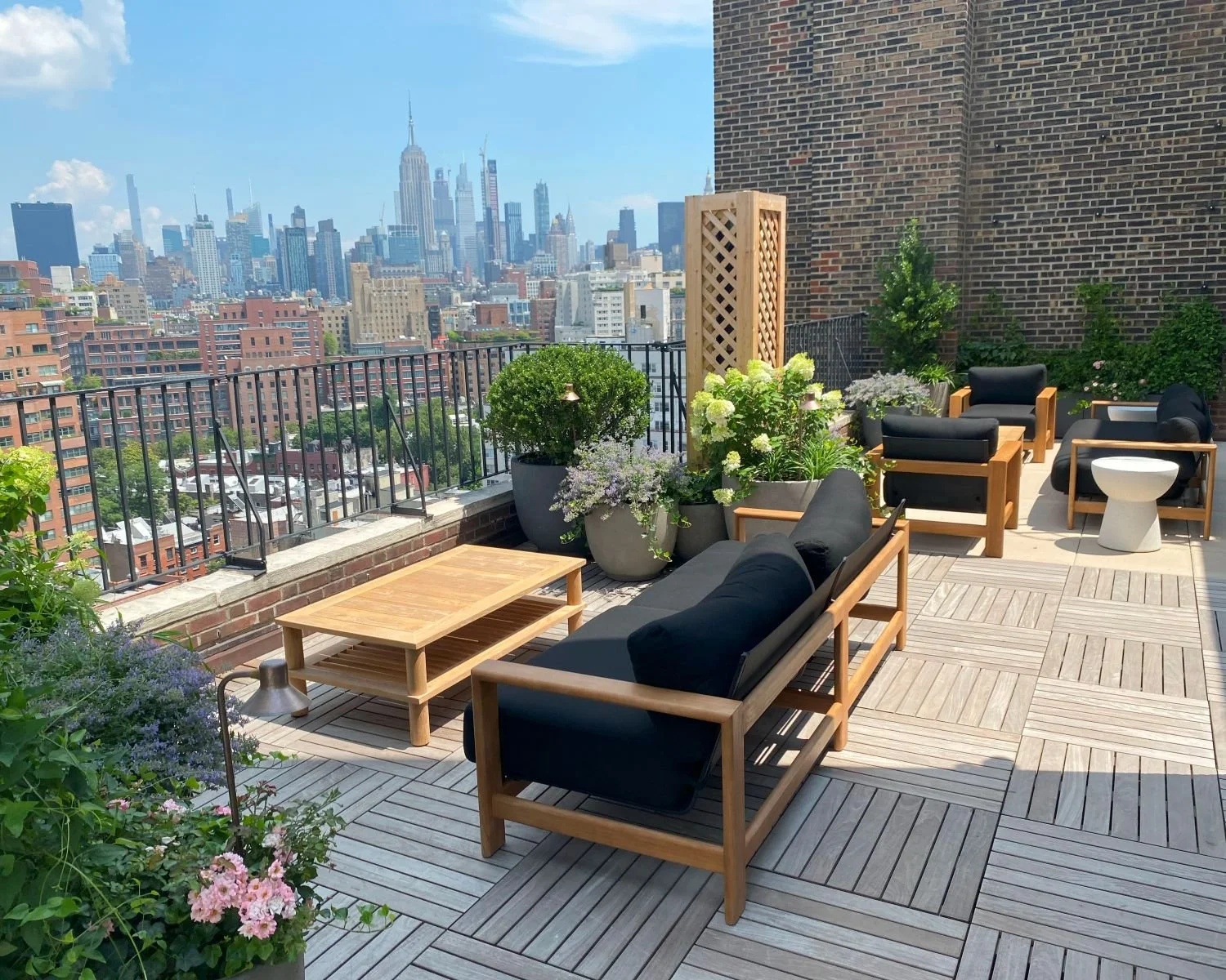 cozy-rooftop-garden-design-custom-screening-climbing-vines-modern-wood-furniture (12).jpg