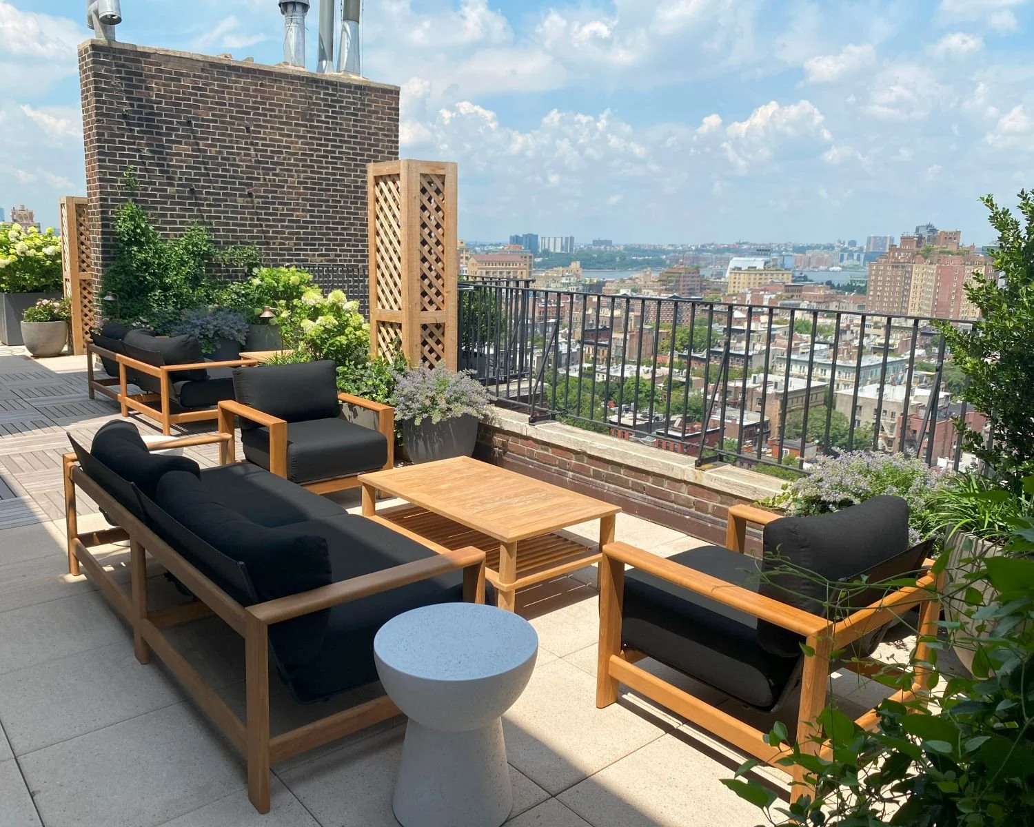 private-rooftop-garden-design-custom-screening-climbing-vines-modern-wood-furniture (16).jpg