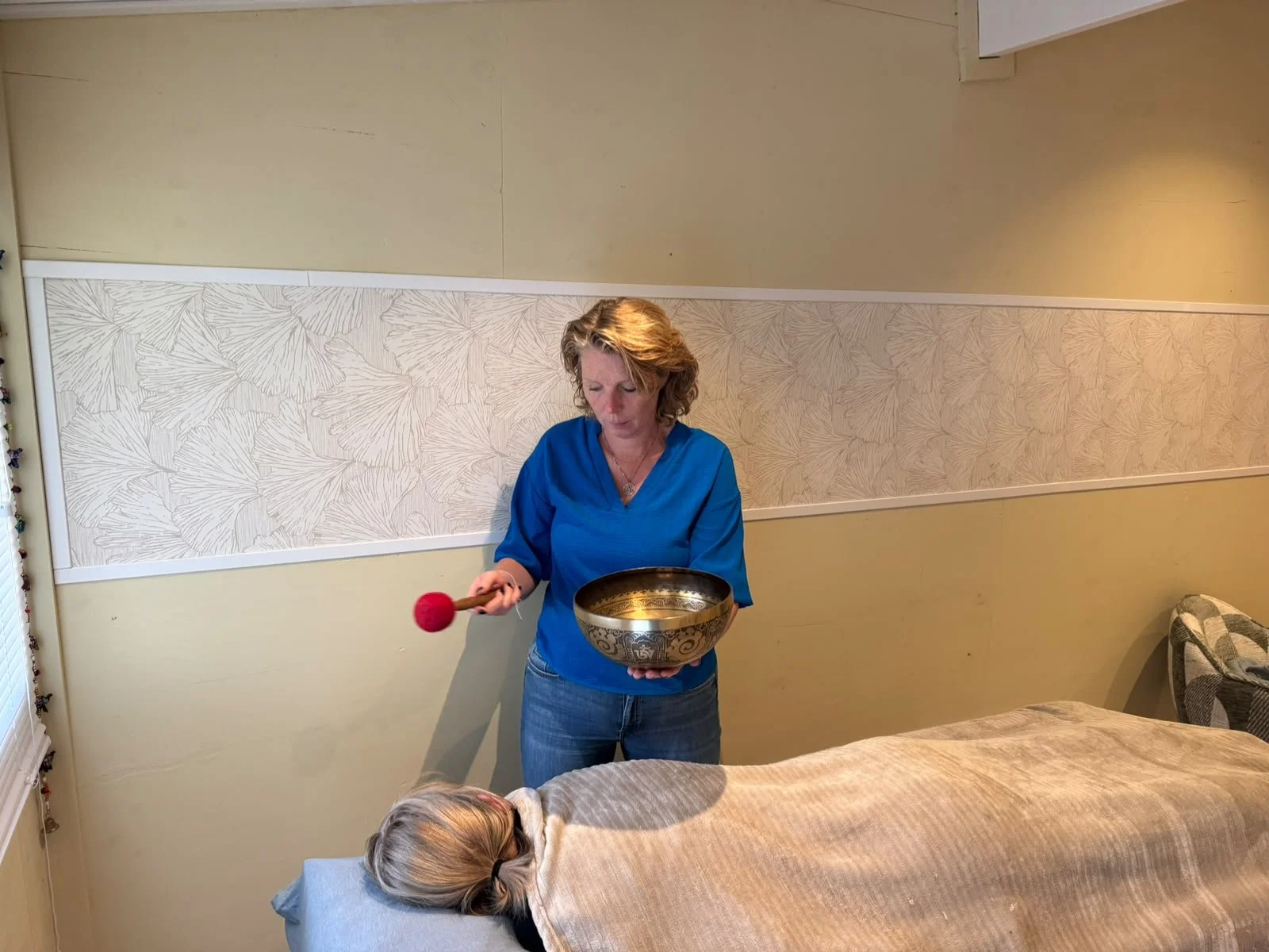 klankschaal massage Holistische Behandelpraktijk Sylvia Tijmstra Harderwijk Balans door Verbinding