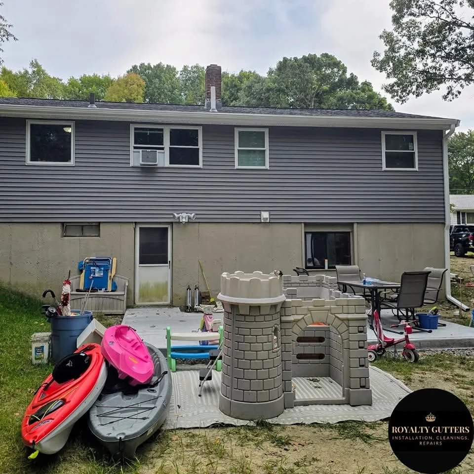 5-inch white aluminum seamless gutter in Auburn, MA