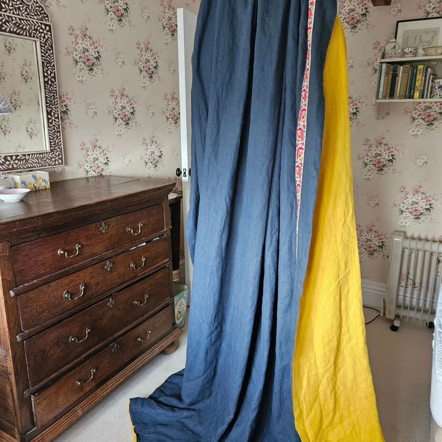 FOR SALE 👀
Single curtain
Perfect for a draft front door
Measures 227cm Drop x 195cm Wide
The Cloth Shop linen
Navy and yellow contrast with beautiful Cloth Shop trim along the lead edge
Double pinch pleat heading
Message me for more information 
Of