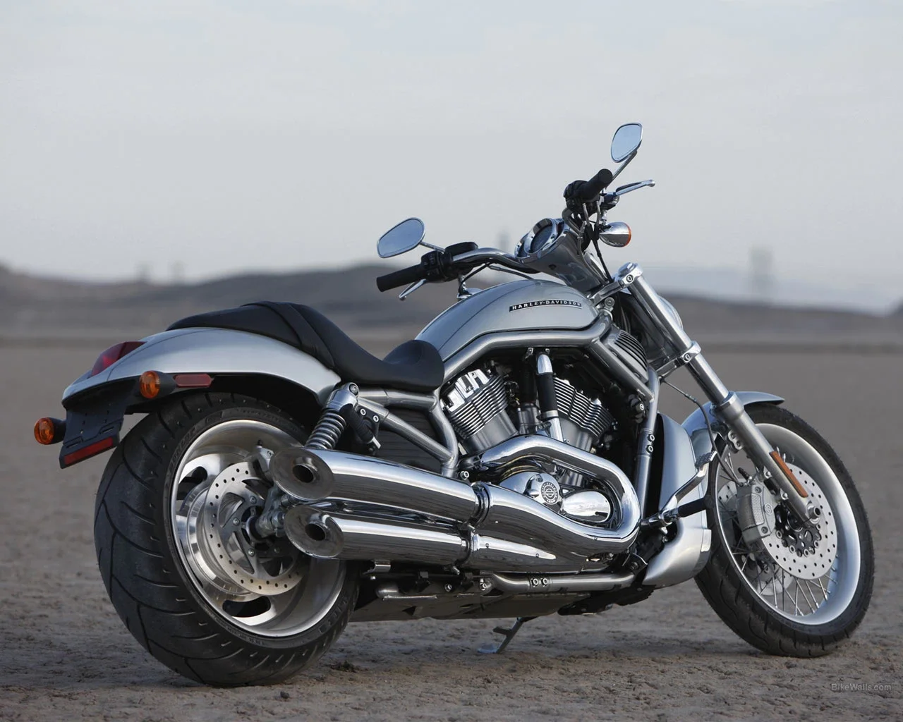 Harley-Davidson_VRSCA_V-ROD_1280_x_1024_35.webp
