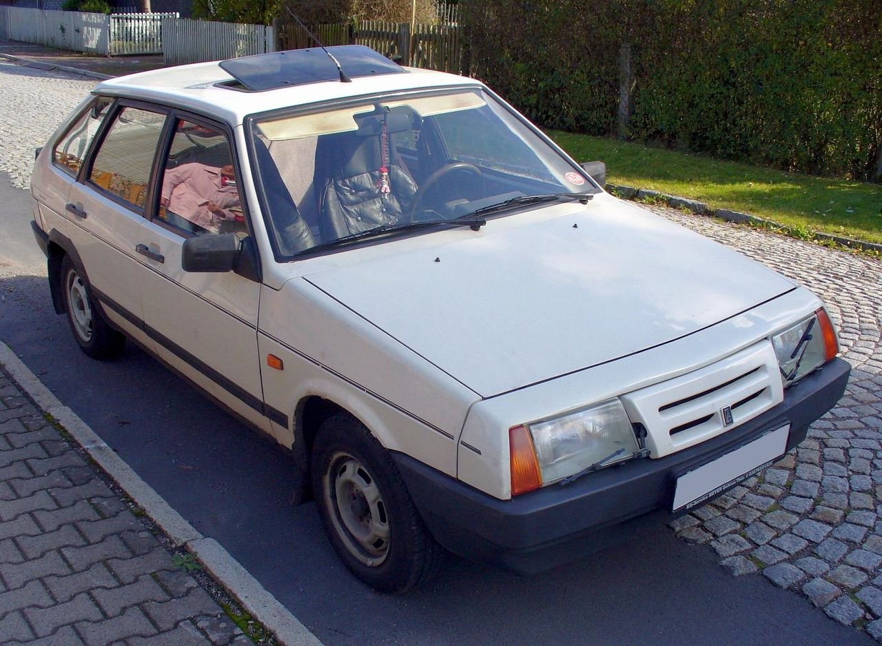 1280px-Lada_2109_Samara_1300_S_Hanseat_Front.jpeg