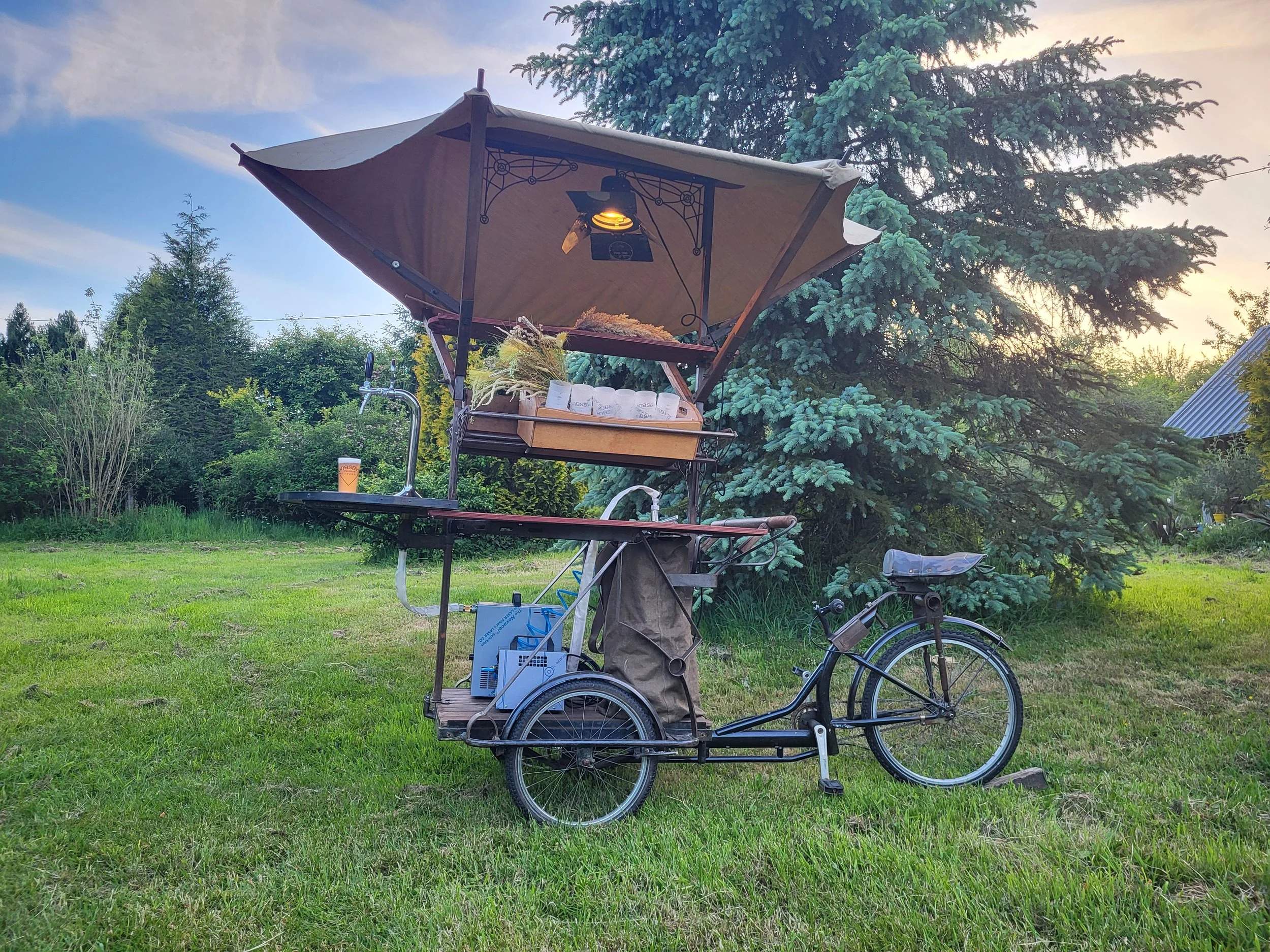 bar mobile le vélo-bar équipé de sa tireuse. Vélo cargo hollandais transformé en barLocation pour tout évènement
