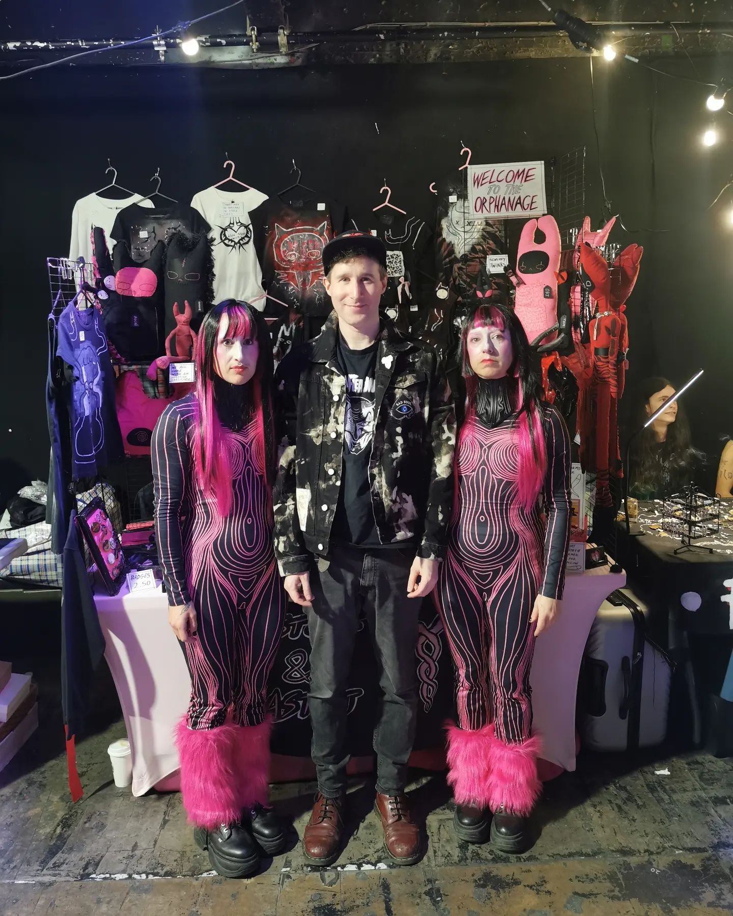 Us with some of the gorgeous gorgeous beings at @satanicfleamarket last week 💗💋💗 kisses

We got a snap with James @guerrillazoo this time 🖤🎀🖤 thanks to you and @jasonatomic for having us 🙏 we love to make twin trouble everytime

We meet so man