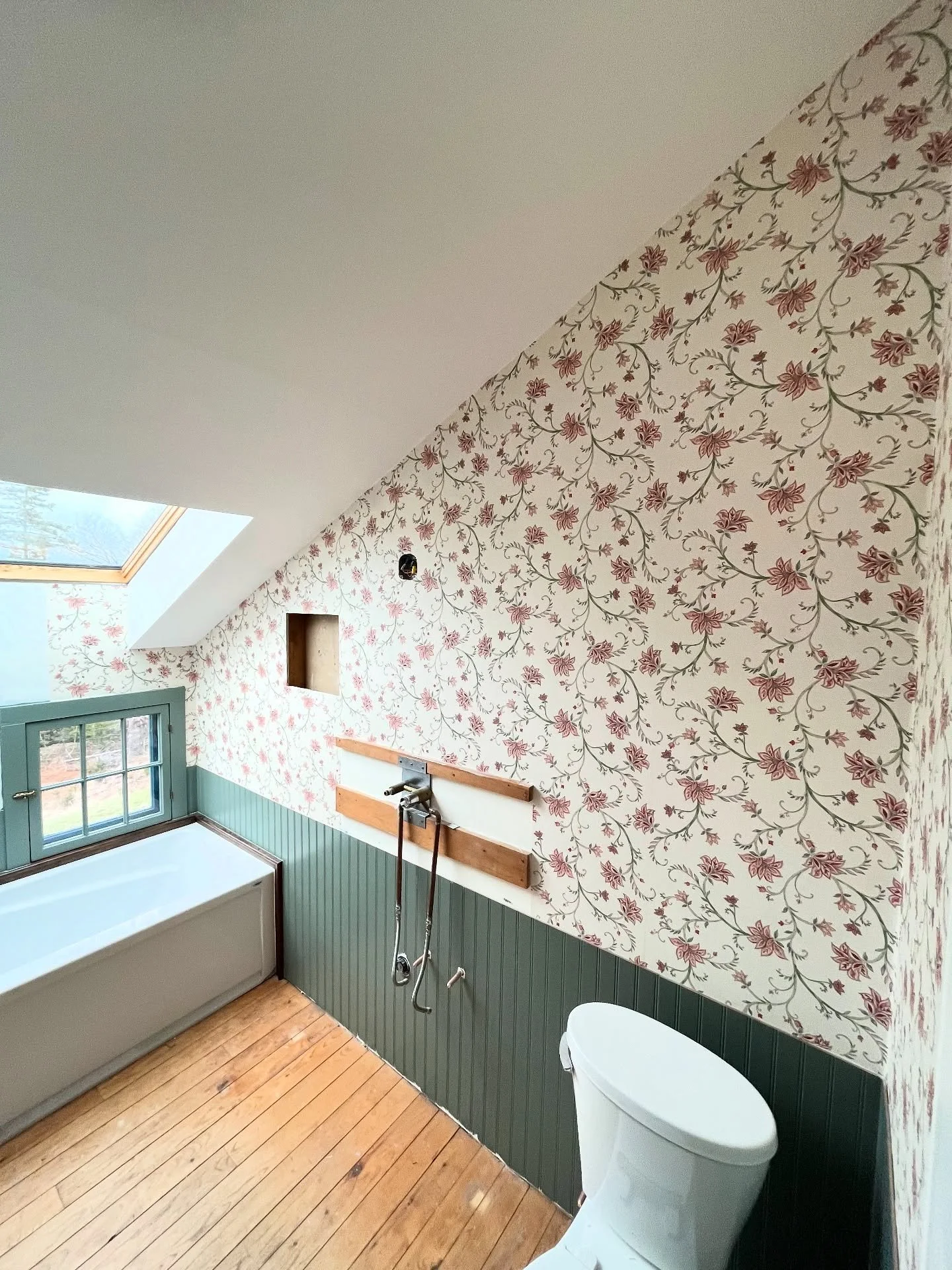 @turtlegirl Matt wanted me to show you the wallpapering he did at work today