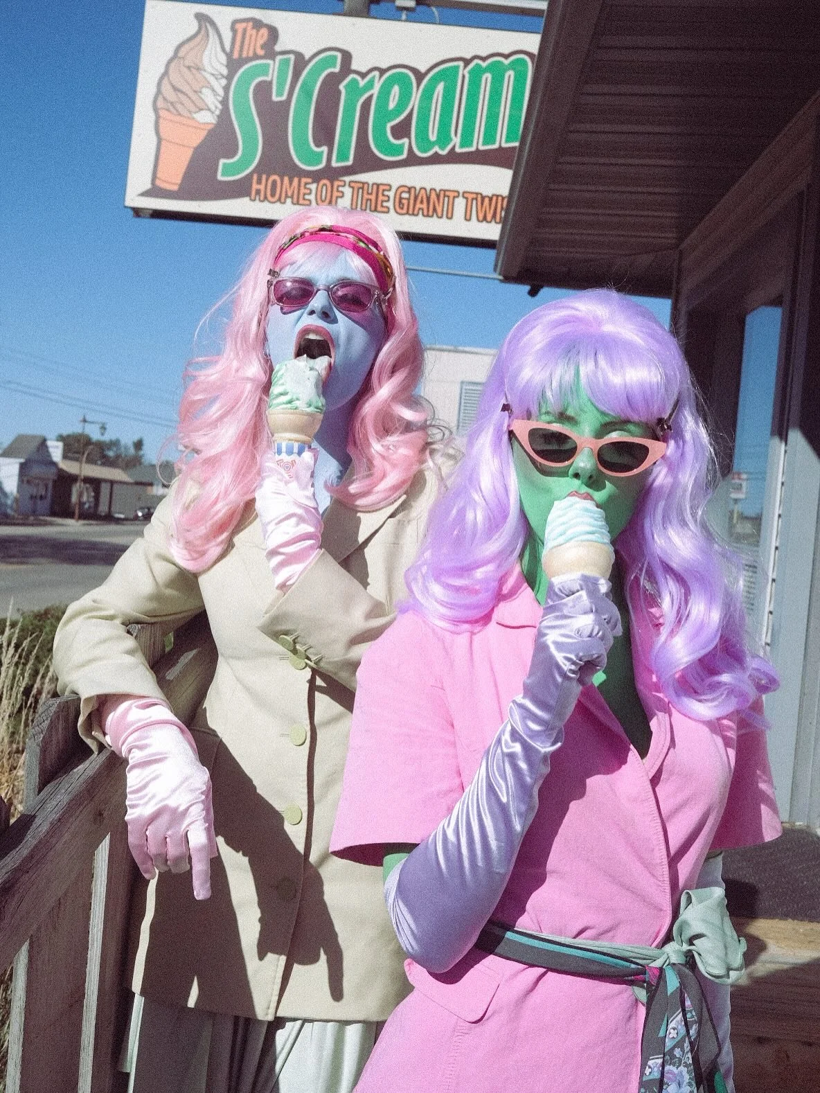 Happy Halloween week:) starting off this spooky week with 2 alien divas 👽💋
Models: @miakatz7 @jazzstech 
Makeup: @alyssasphoto 
Styling: @alyssasphoto