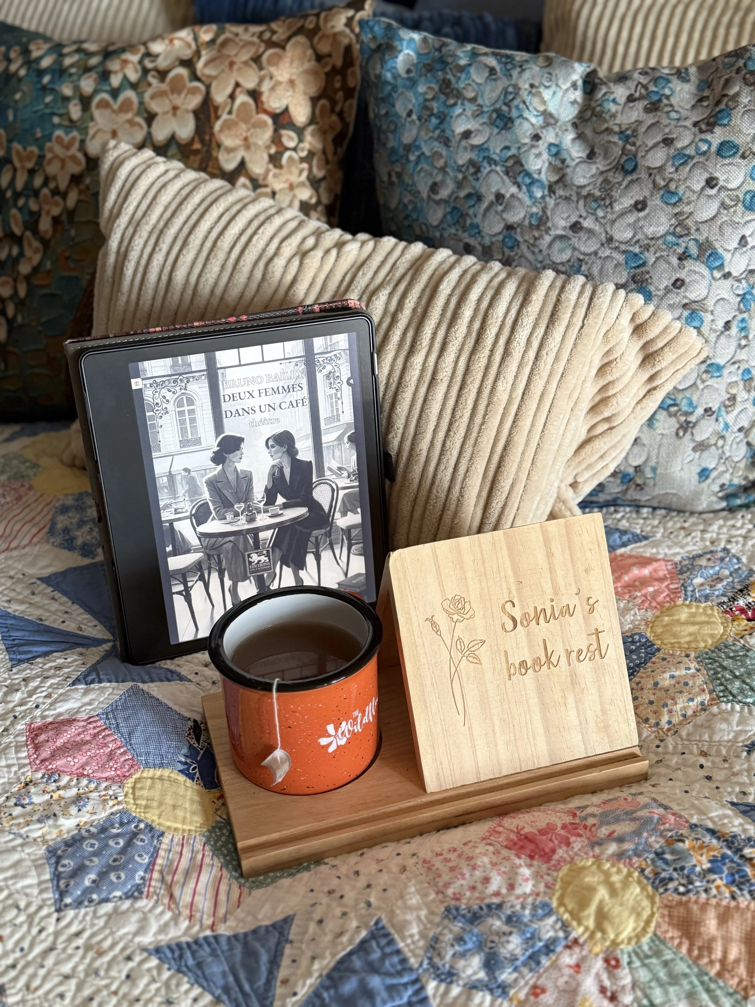 Deux femmes dans un café de BRUNO BAILLY