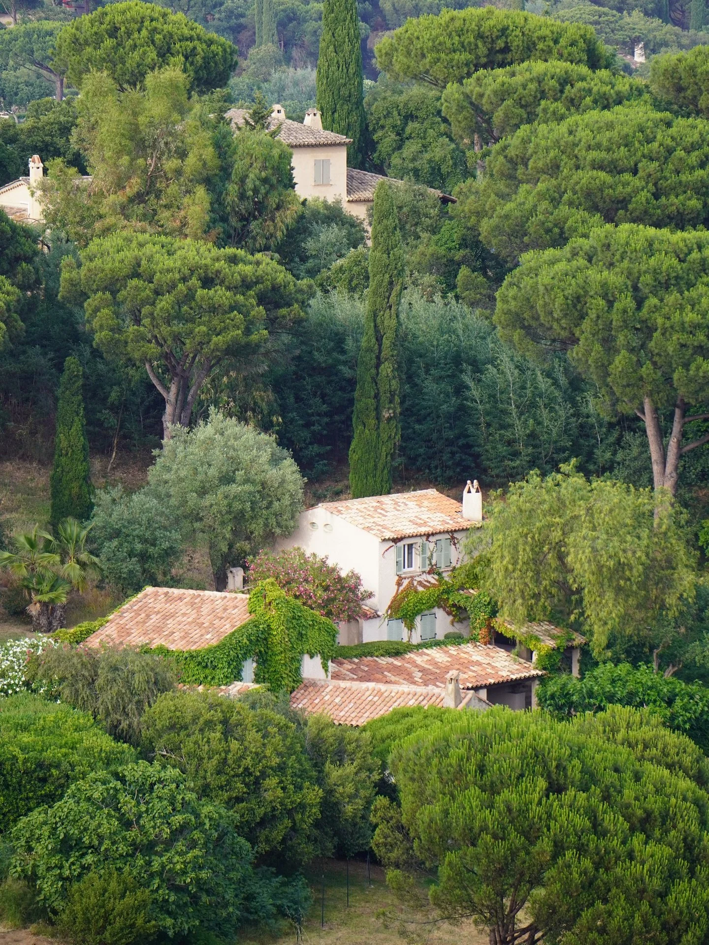 This time in St. Tropez, we wandered beyond the jet-set sparkle, past the superyachts and the clinking ros&eacute; glasses, to chase a whisper of cinema history. Somewhere between the sun-drenched villas of Ramatuelle hides the elusive home from La P