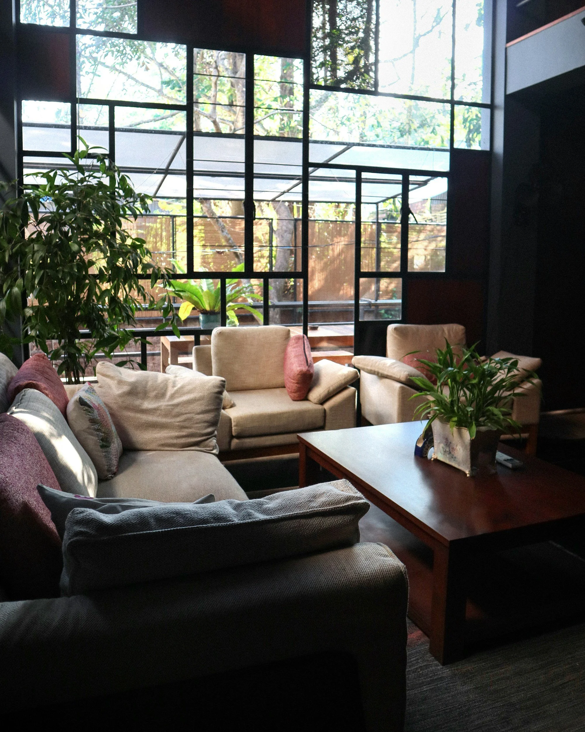 Serene retreat environment surrounded by nature, reflecting Executive Allure’s boutique leadership and lifestyle retreats.