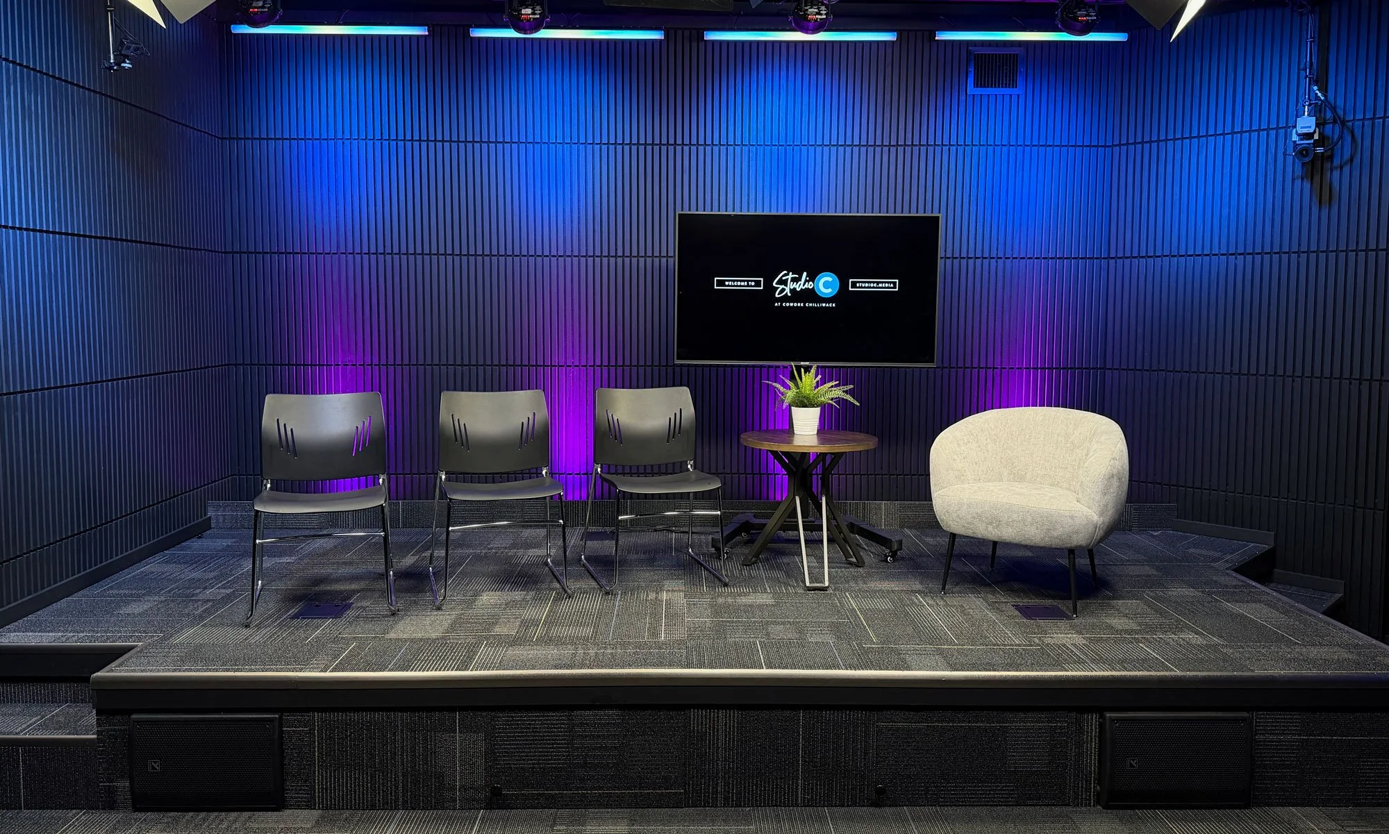 Panel Chat with 55" Monitor